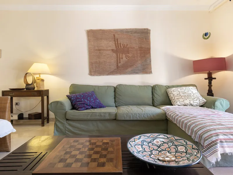 Situated in the established residential enclave of Bahía de las Rocas, this attractive three-bedroom ground floor apartment offers generous interior proportions and exceptional outdoor living.