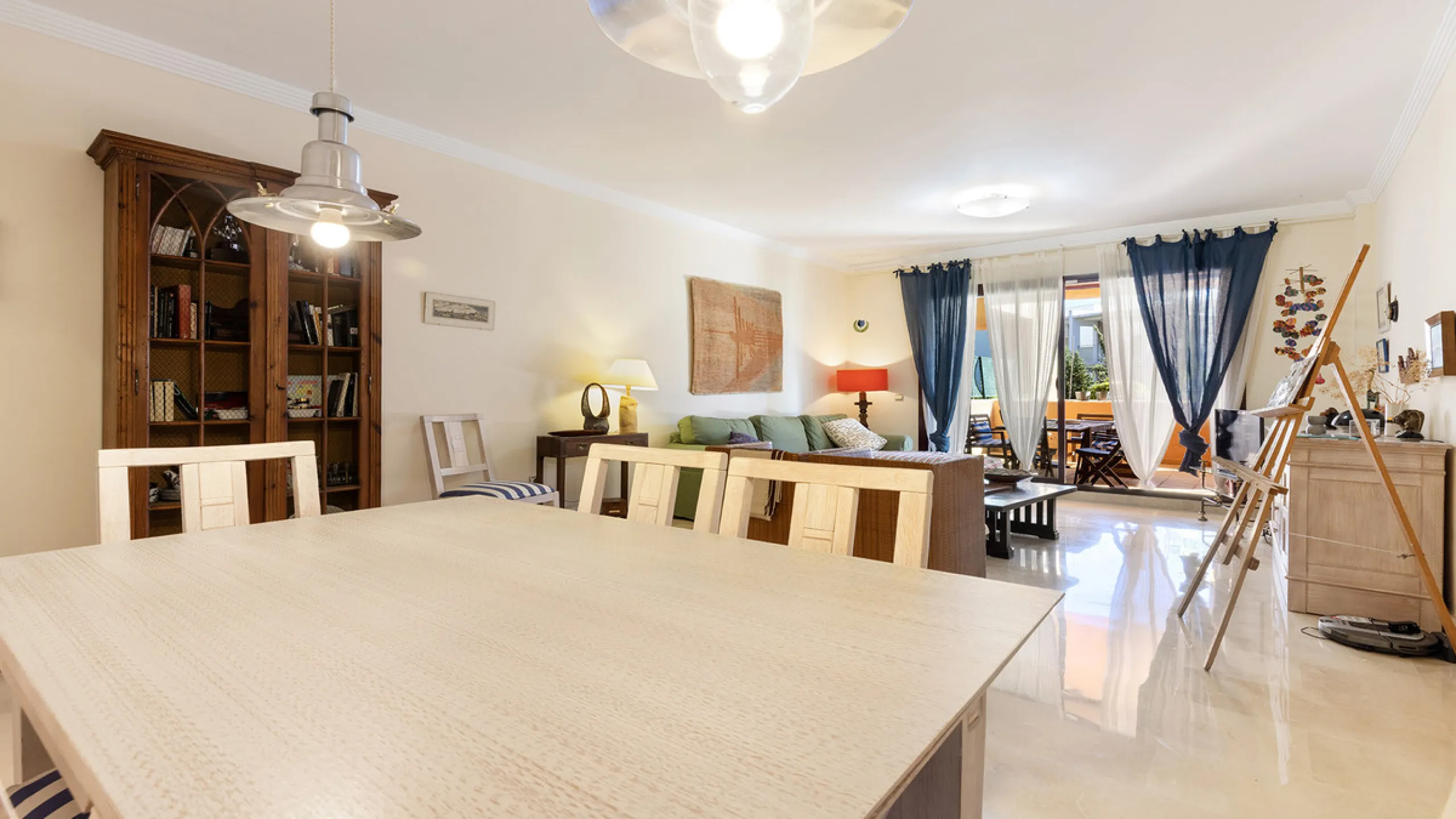 Situated in the established residential enclave of Bahía de las Rocas, this attractive three-bedroom ground floor apartment offers generous interior proportions and exceptional outdoor living.