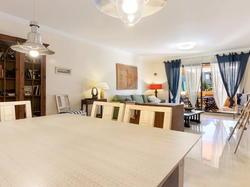 Situated in the established residential enclave of Bahía de las Rocas, this attractive three-bedroom ground floor apartment offers generous interior proportions and exceptional outdoor living.