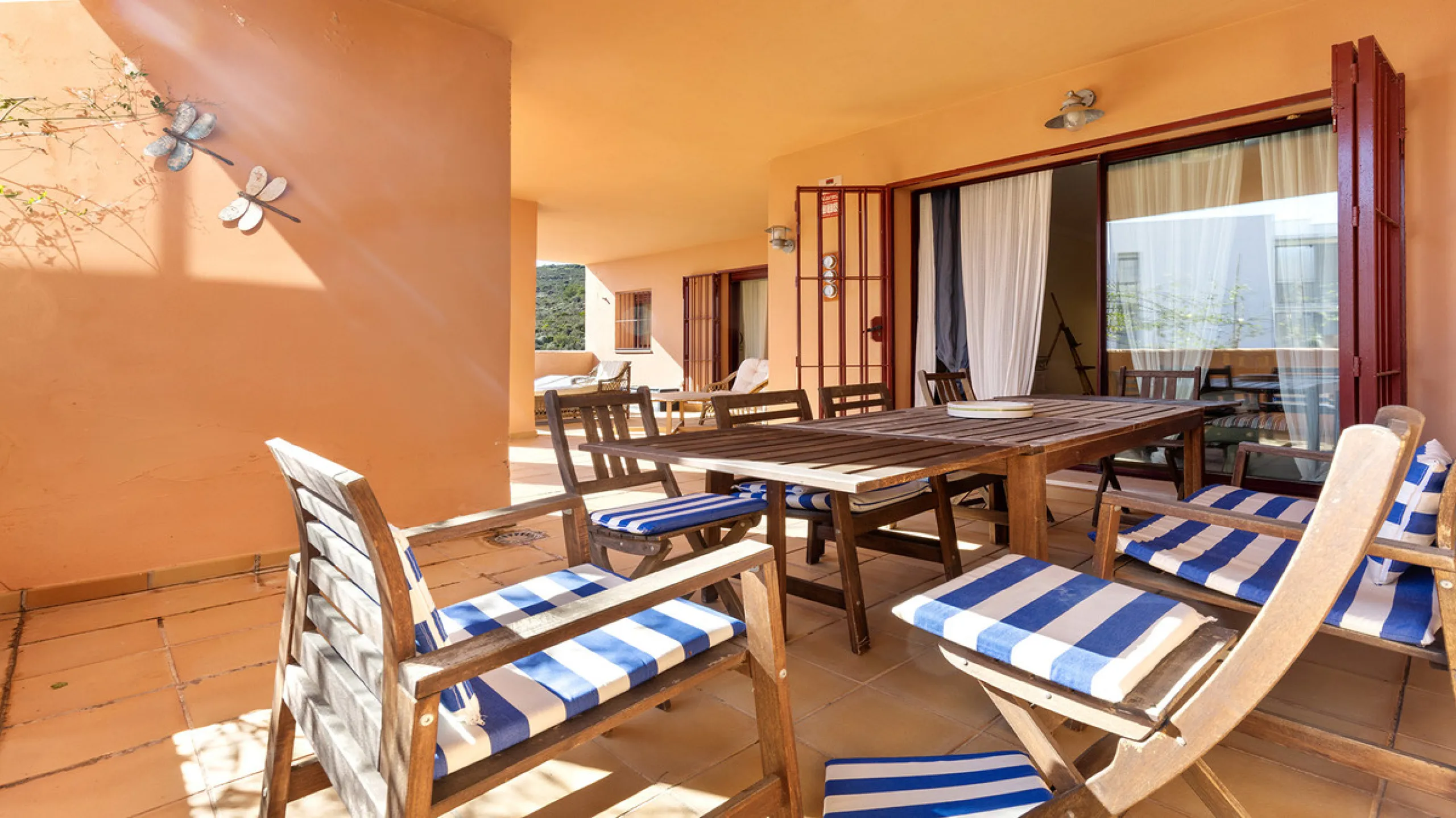 Situated in the established residential enclave of Bahía de las Rocas, this attractive three-bedroom ground floor apartment offers generous interior proportions and exceptional outdoor living.