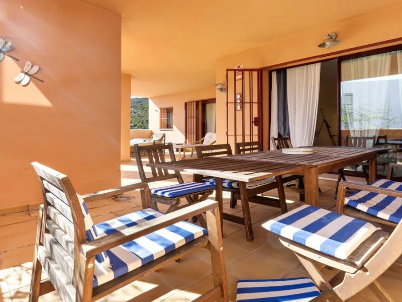 Situated in the established residential enclave of Bahía de las Rocas, this attractive three-bedroom ground floor apartment offers generous interior proportions and exceptional outdoor living.