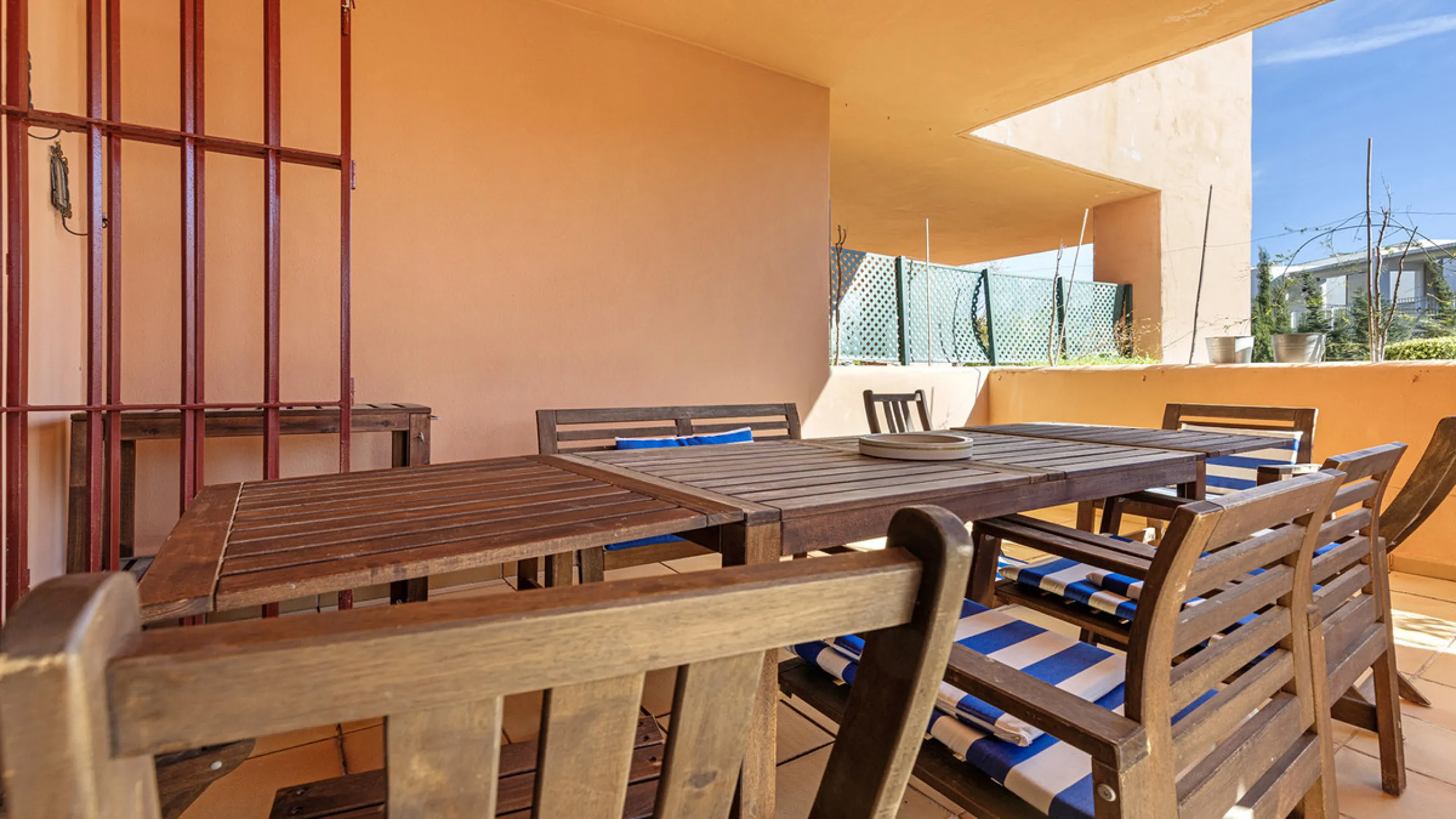 Situated in the established residential enclave of Bahía de las Rocas, this attractive three-bedroom ground floor apartment offers generous interior proportions and exceptional outdoor living.