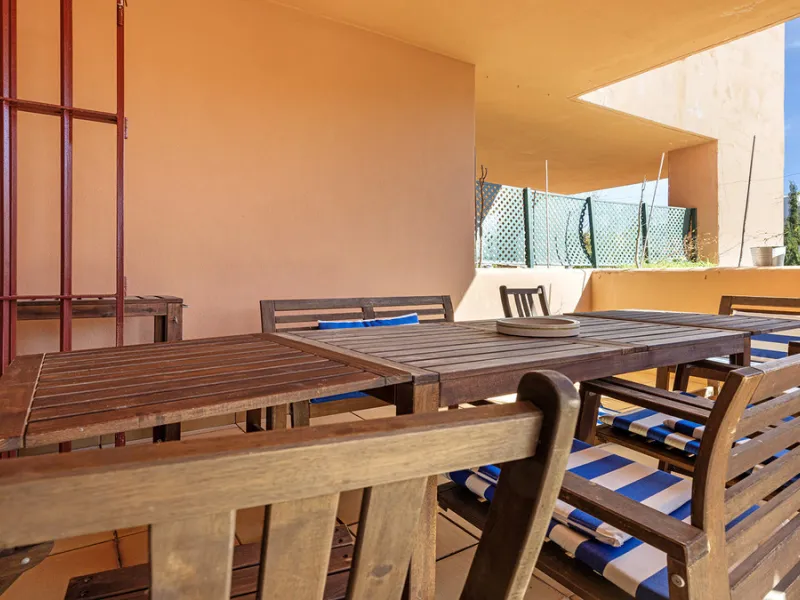 Situated in the established residential enclave of Bahía de las Rocas, this attractive three-bedroom ground floor apartment offers generous interior proportions and exceptional outdoor living.