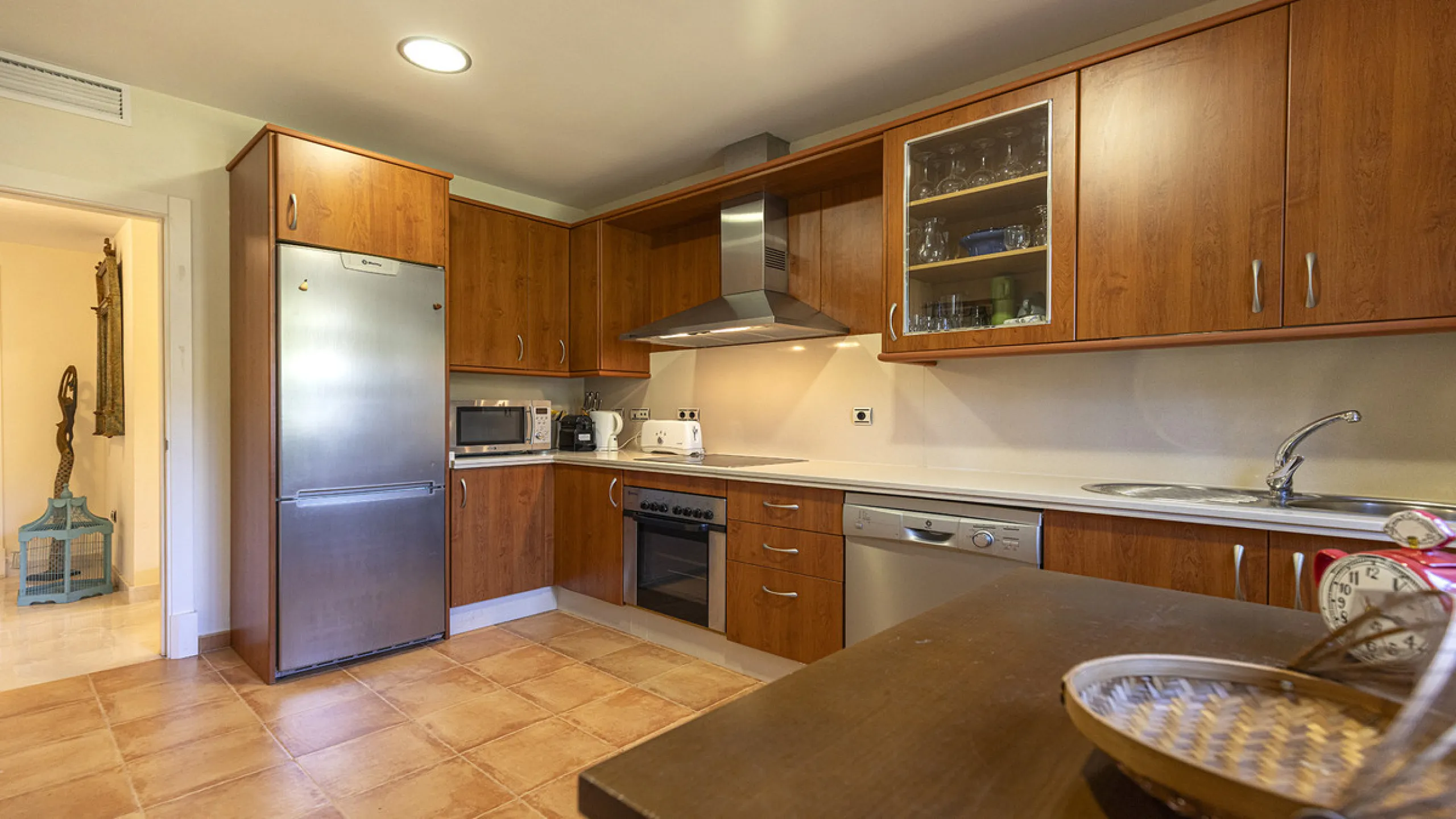 Situated in the established residential enclave of Bahía de las Rocas, this attractive three-bedroom ground floor apartment offers generous interior proportions and exceptional outdoor living.