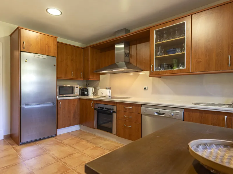 Situated in the established residential enclave of Bahía de las Rocas, this attractive three-bedroom ground floor apartment offers generous interior proportions and exceptional outdoor living.