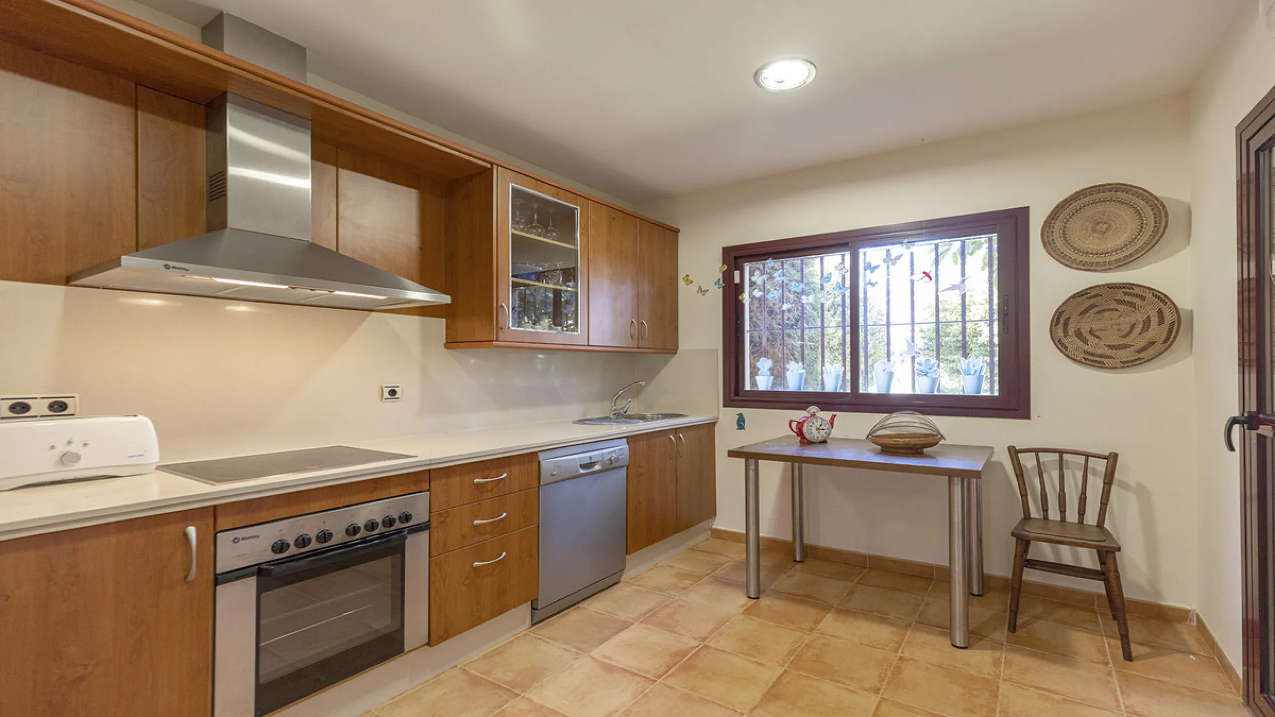 Situated in the established residential enclave of Bahía de las Rocas, this attractive three-bedroom ground floor apartment offers generous interior proportions and exceptional outdoor living.