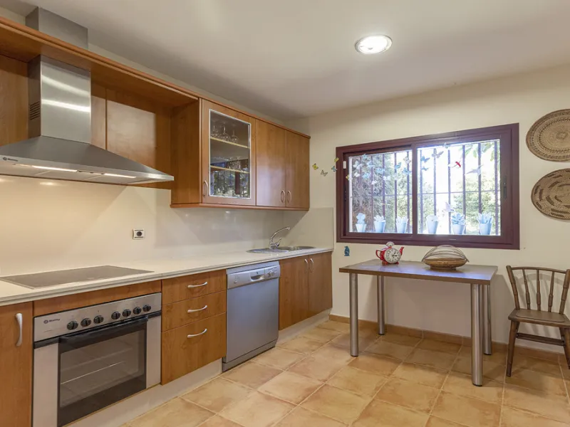 Situated in the established residential enclave of Bahía de las Rocas, this attractive three-bedroom ground floor apartment offers generous interior proportions and exceptional outdoor living.