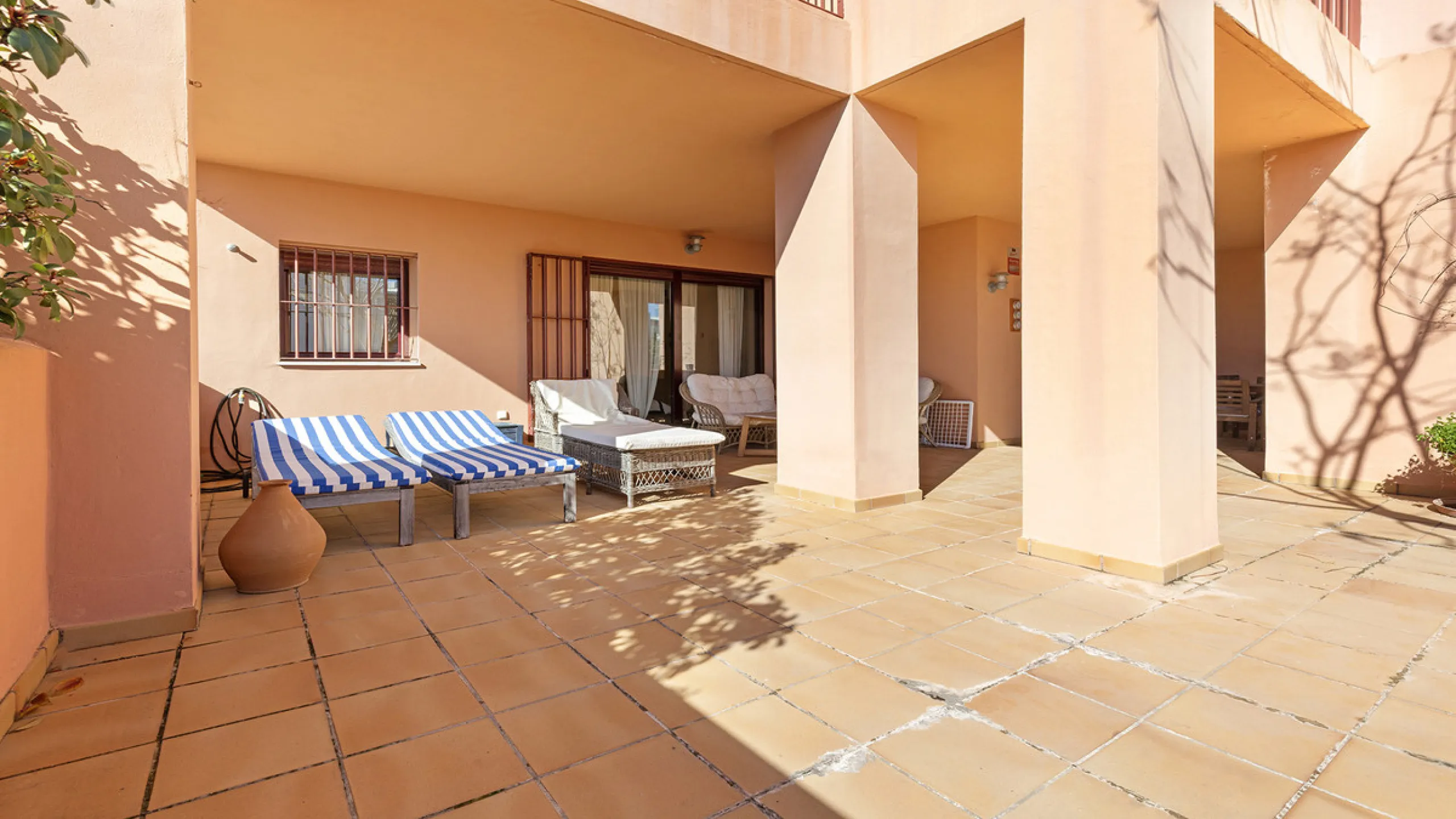 Situated in the established residential enclave of Bahía de las Rocas, this attractive three-bedroom ground floor apartment offers generous interior proportions and exceptional outdoor living.