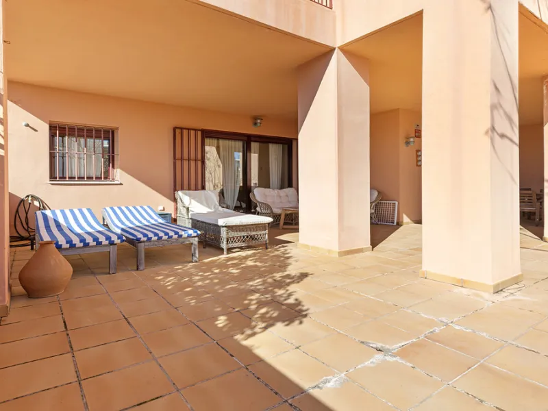 Situated in the established residential enclave of Bahía de las Rocas, this attractive three-bedroom ground floor apartment offers generous interior proportions and exceptional outdoor living.