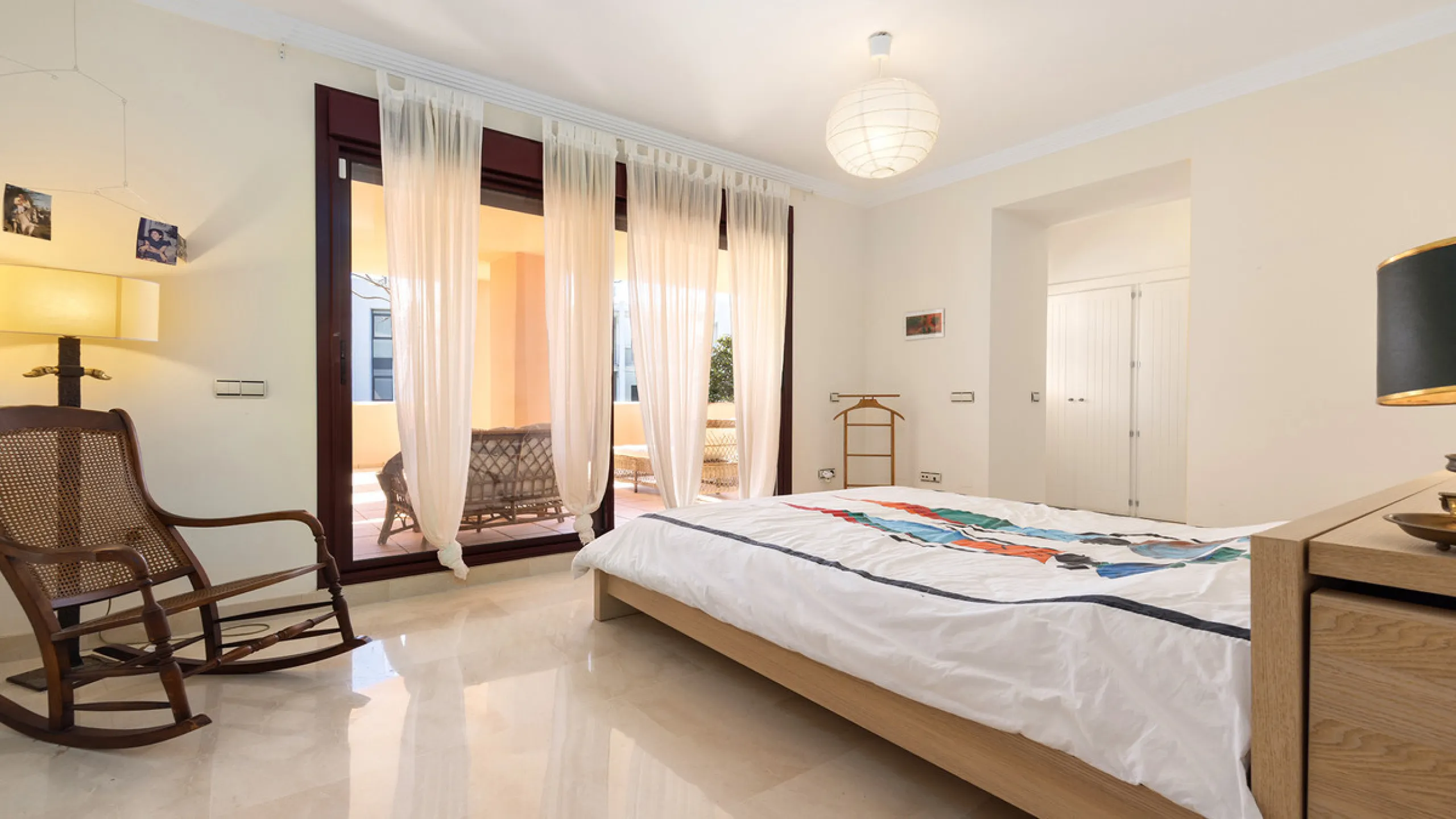 Situated in the established residential enclave of Bahía de las Rocas, this attractive three-bedroom ground floor apartment offers generous interior proportions and exceptional outdoor living.