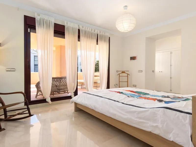 Situated in the established residential enclave of Bahía de las Rocas, this attractive three-bedroom ground floor apartment offers generous interior proportions and exceptional outdoor living.