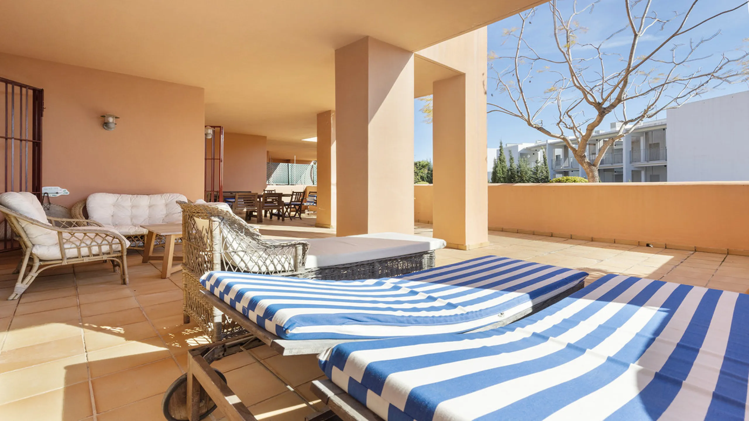 Situated in the established residential enclave of Bahía de las Rocas, this attractive three-bedroom ground floor apartment offers generous interior proportions and exceptional outdoor living.