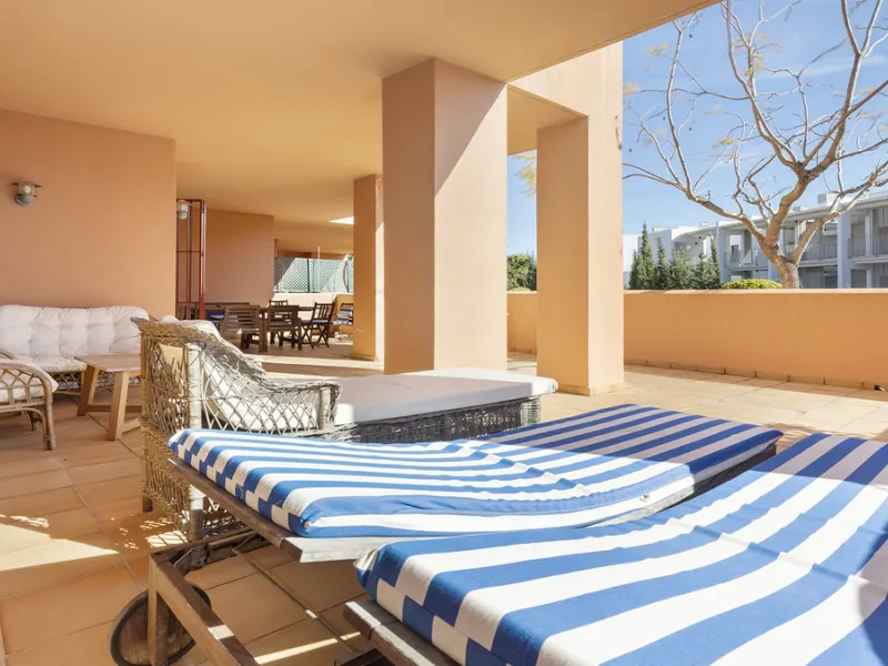 Situated in the established residential enclave of Bahía de las Rocas, this attractive three-bedroom ground floor apartment offers generous interior proportions and exceptional outdoor living.