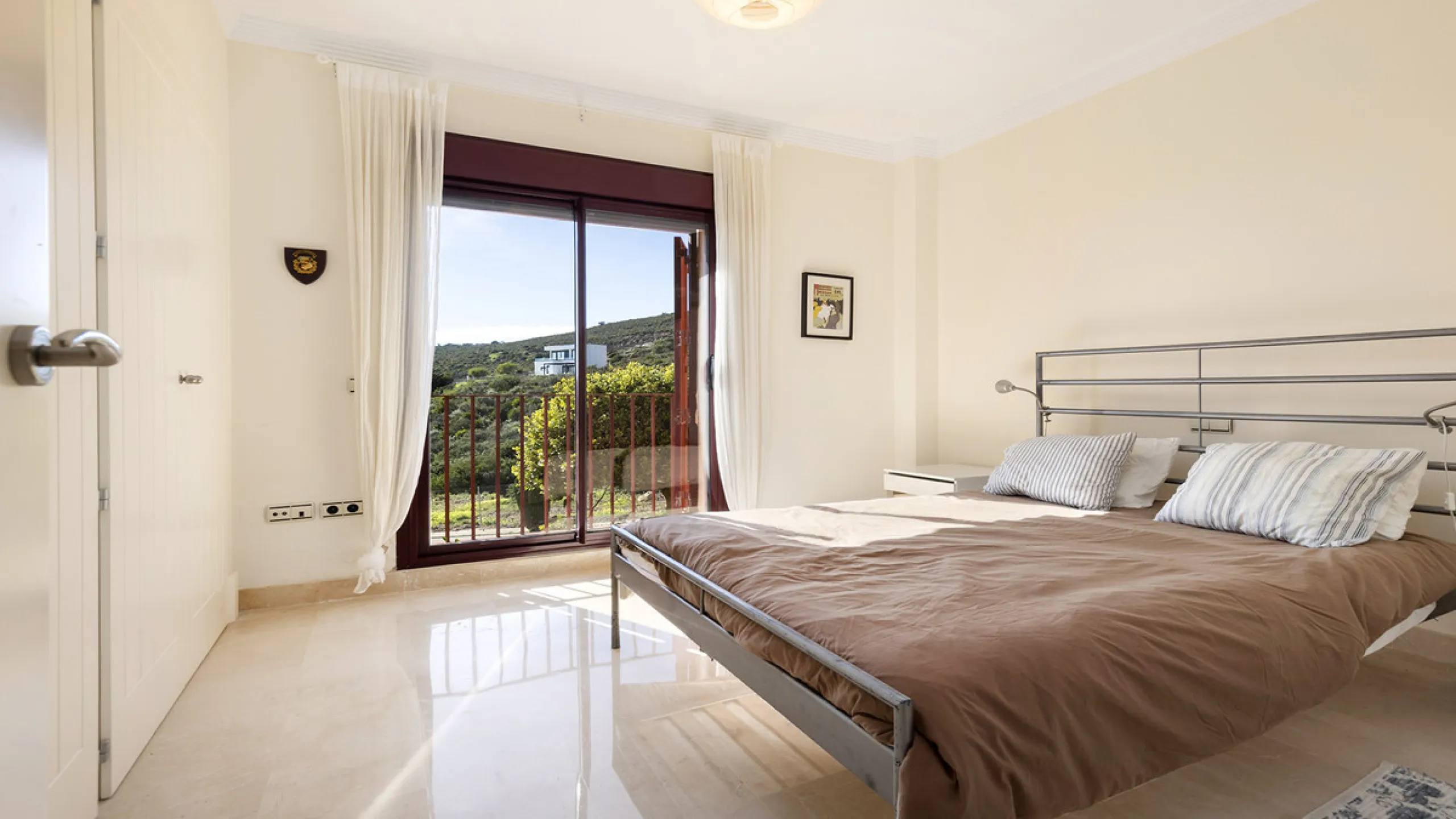 Situated in the established residential enclave of Bahía de las Rocas, this attractive three-bedroom ground floor apartment offers generous interior proportions and exceptional outdoor living.