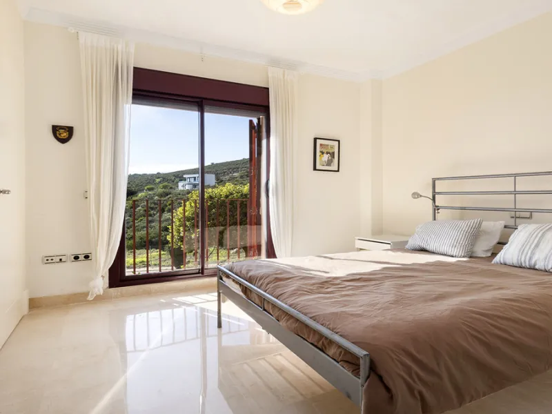 Situated in the established residential enclave of Bahía de las Rocas, this attractive three-bedroom ground floor apartment offers generous interior proportions and exceptional outdoor living.