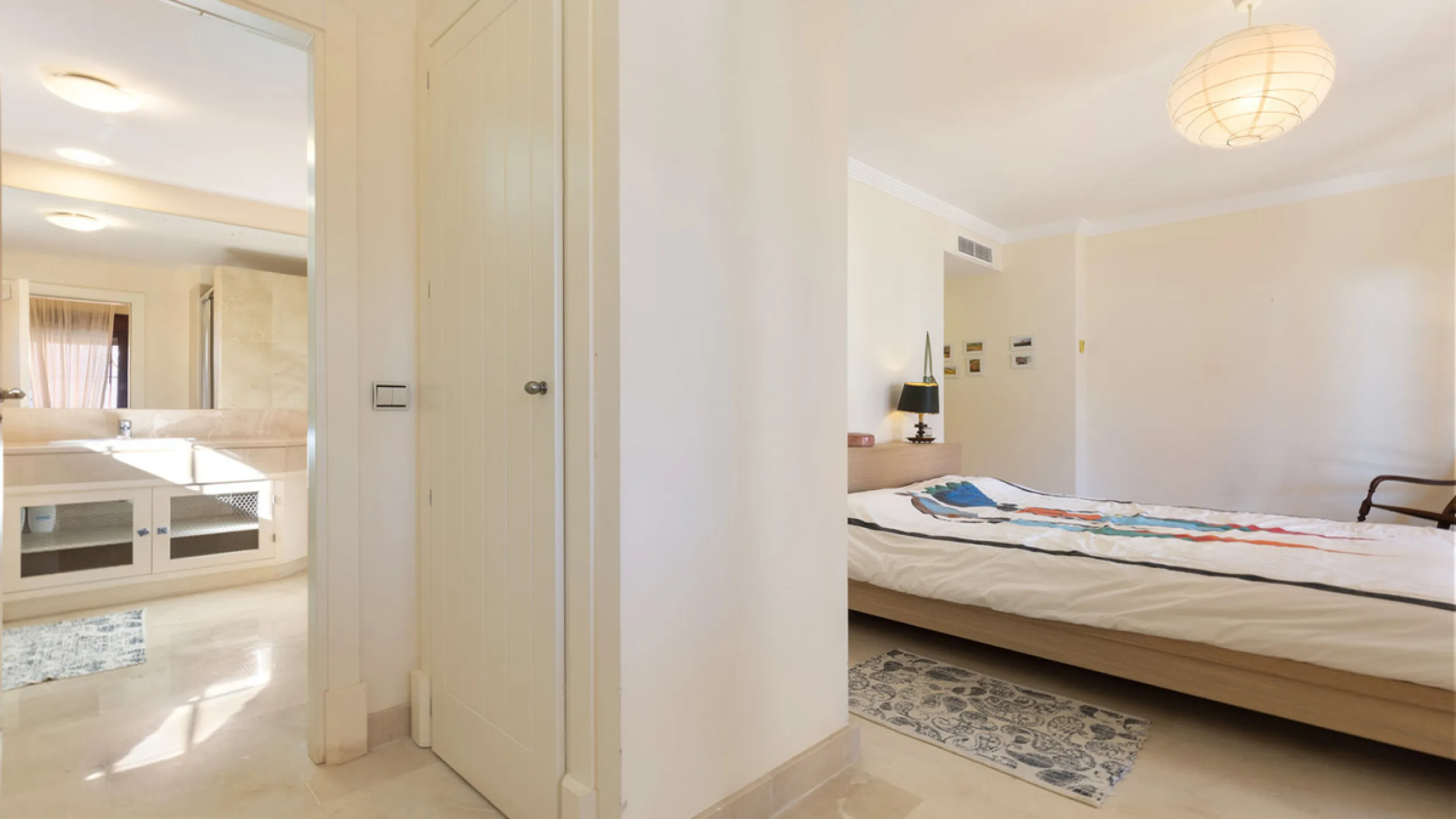 Situated in the established residential enclave of Bahía de las Rocas, this attractive three-bedroom ground floor apartment offers generous interior proportions and exceptional outdoor living.