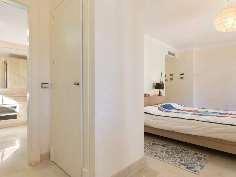 Situated in the established residential enclave of Bahía de las Rocas, this attractive three-bedroom ground floor apartment offers generous interior proportions and exceptional outdoor living.