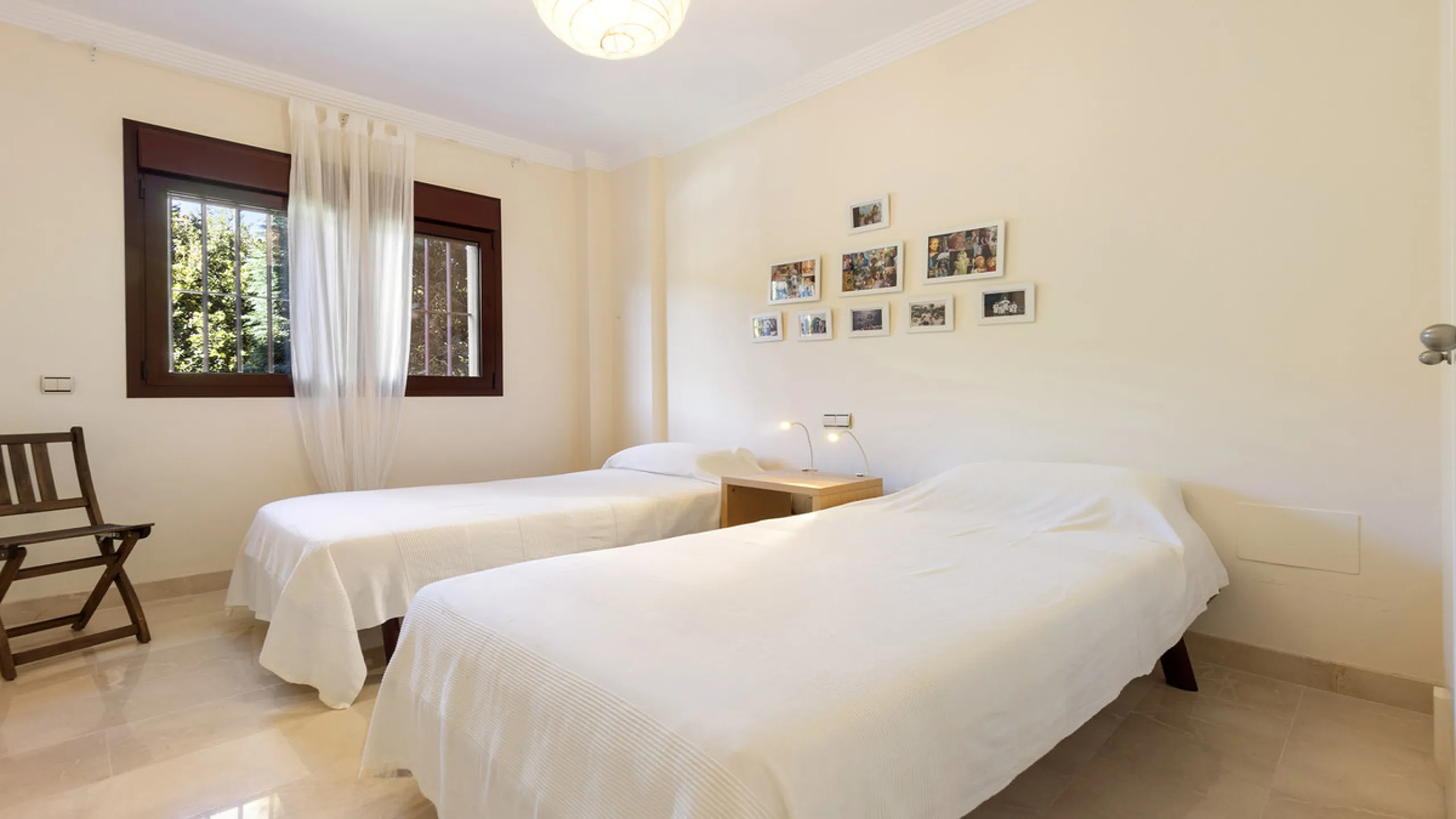 Situated in the established residential enclave of Bahía de las Rocas, this attractive three-bedroom ground floor apartment offers generous interior proportions and exceptional outdoor living.