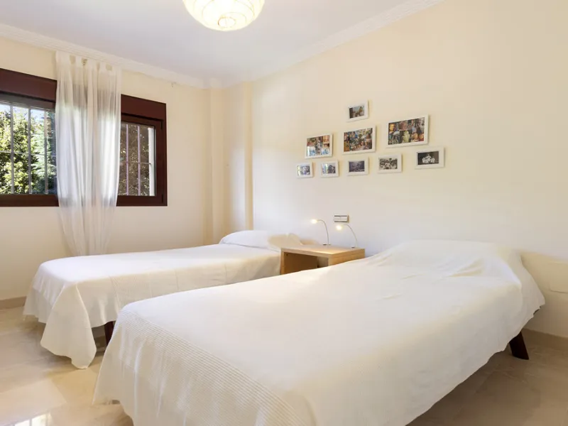 Situated in the established residential enclave of Bahía de las Rocas, this attractive three-bedroom ground floor apartment offers generous interior proportions and exceptional outdoor living.