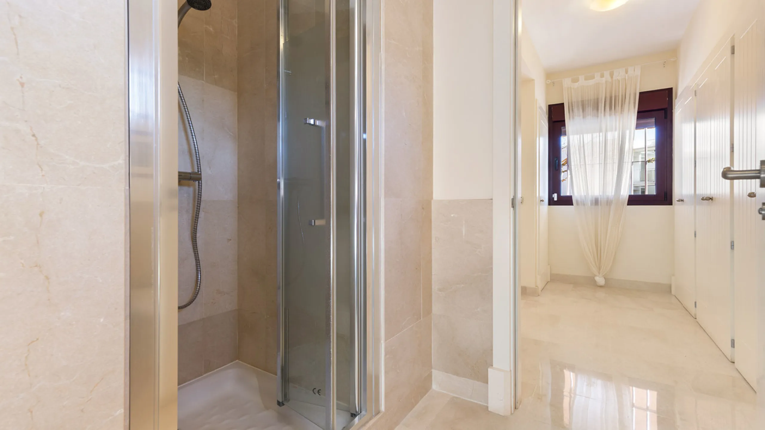 Situated in the established residential enclave of Bahía de las Rocas, this attractive three-bedroom ground floor apartment offers generous interior proportions and exceptional outdoor living.