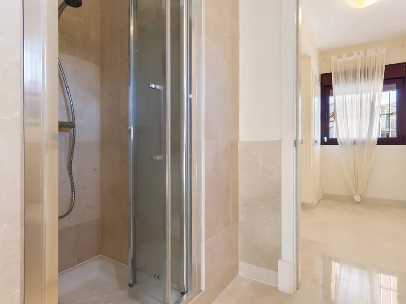 Situated in the established residential enclave of Bahía de las Rocas, this attractive three-bedroom ground floor apartment offers generous interior proportions and exceptional outdoor living.