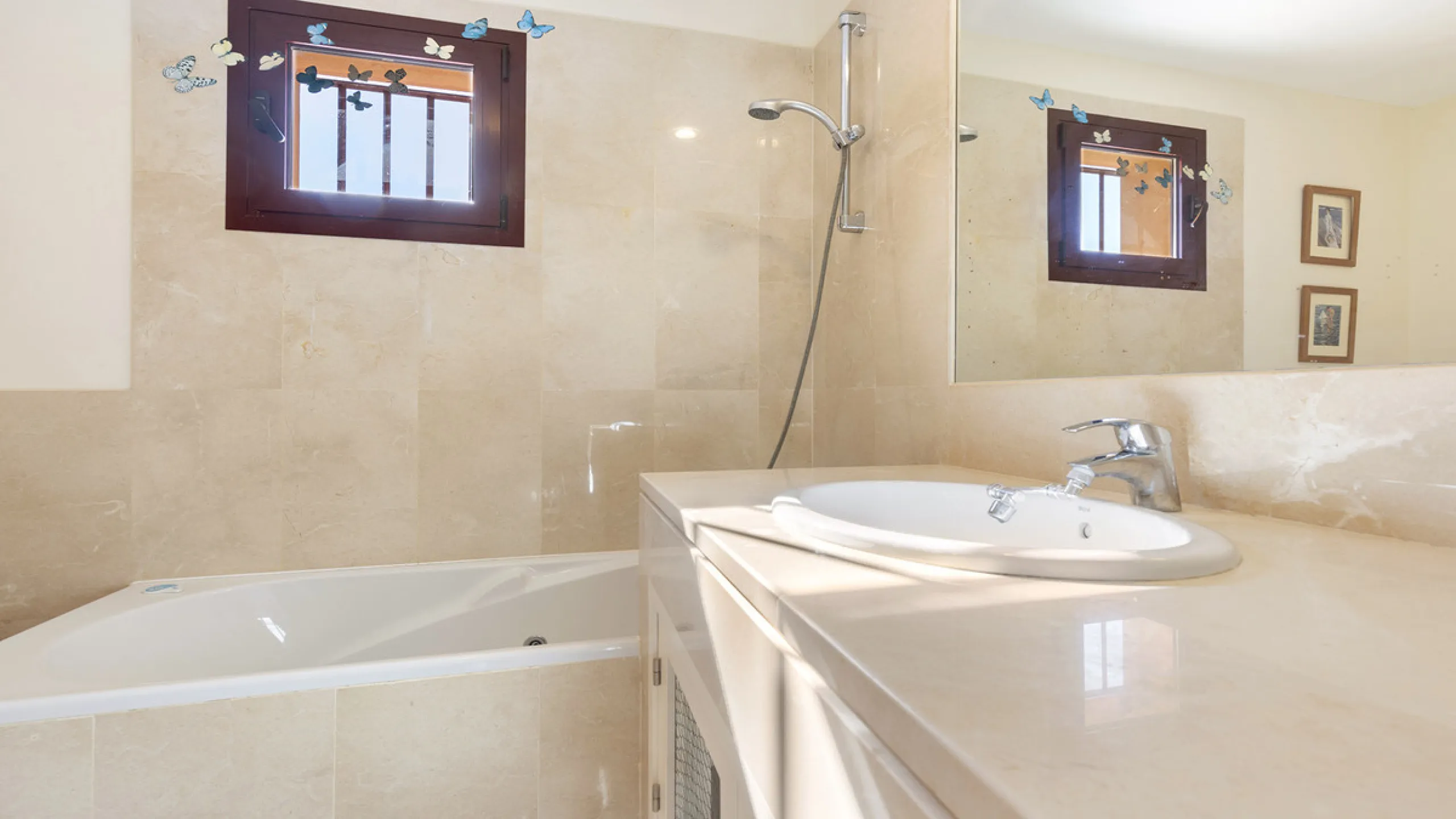 Situated in the established residential enclave of Bahía de las Rocas, this attractive three-bedroom ground floor apartment offers generous interior proportions and exceptional outdoor living.