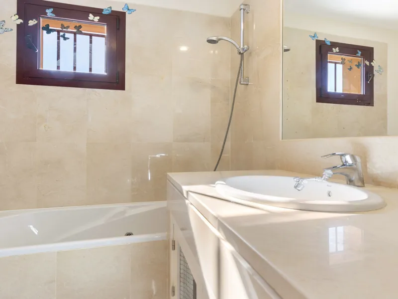 Situated in the established residential enclave of Bahía de las Rocas, this attractive three-bedroom ground floor apartment offers generous interior proportions and exceptional outdoor living.