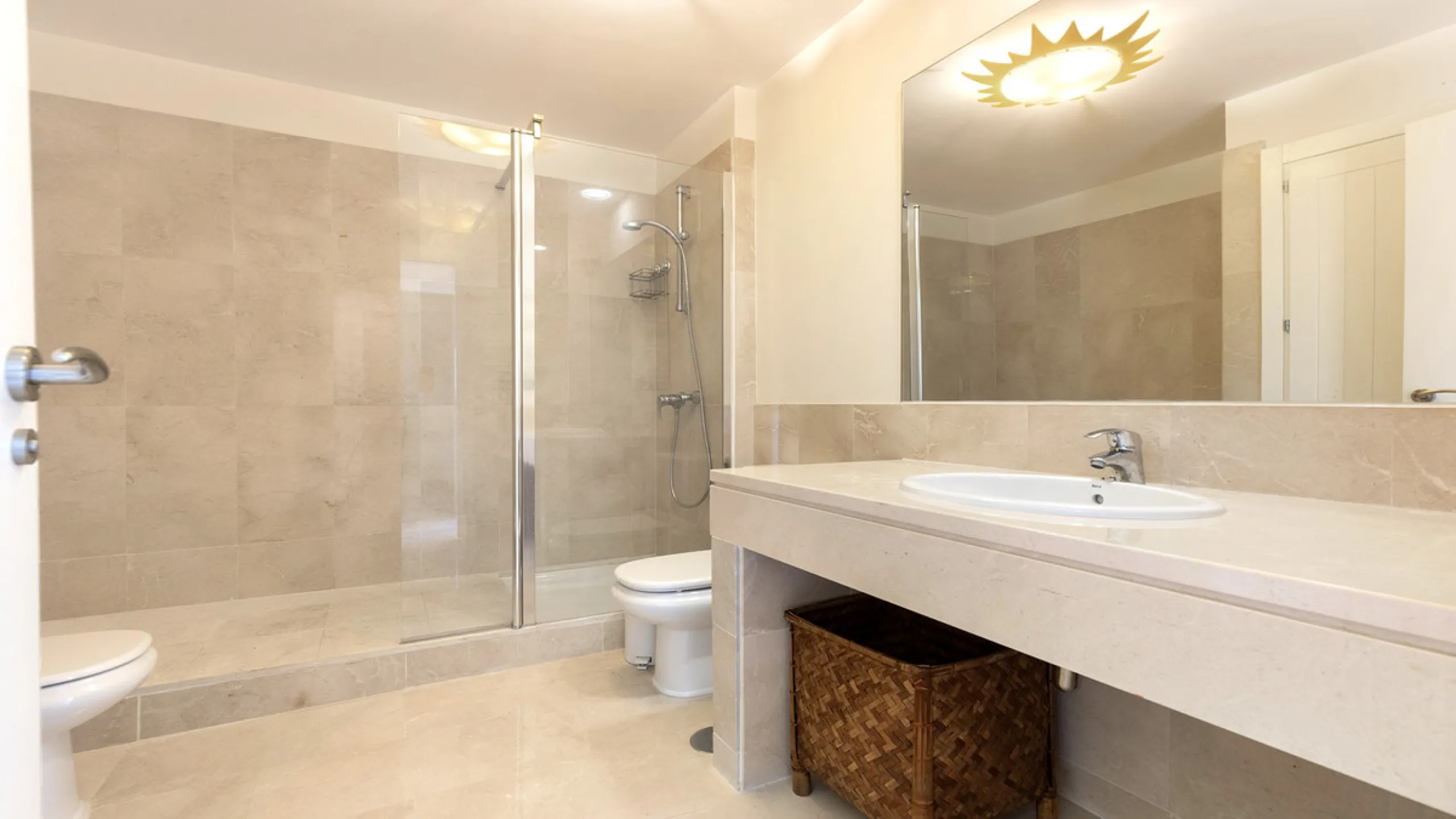 Situated in the established residential enclave of Bahía de las Rocas, this attractive three-bedroom ground floor apartment offers generous interior proportions and exceptional outdoor living.