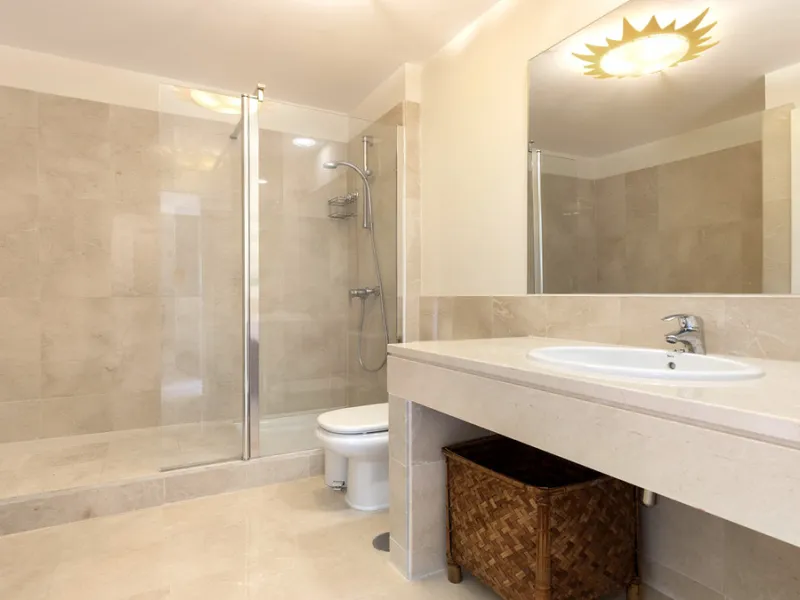 Situated in the established residential enclave of Bahía de las Rocas, this attractive three-bedroom ground floor apartment offers generous interior proportions and exceptional outdoor living.