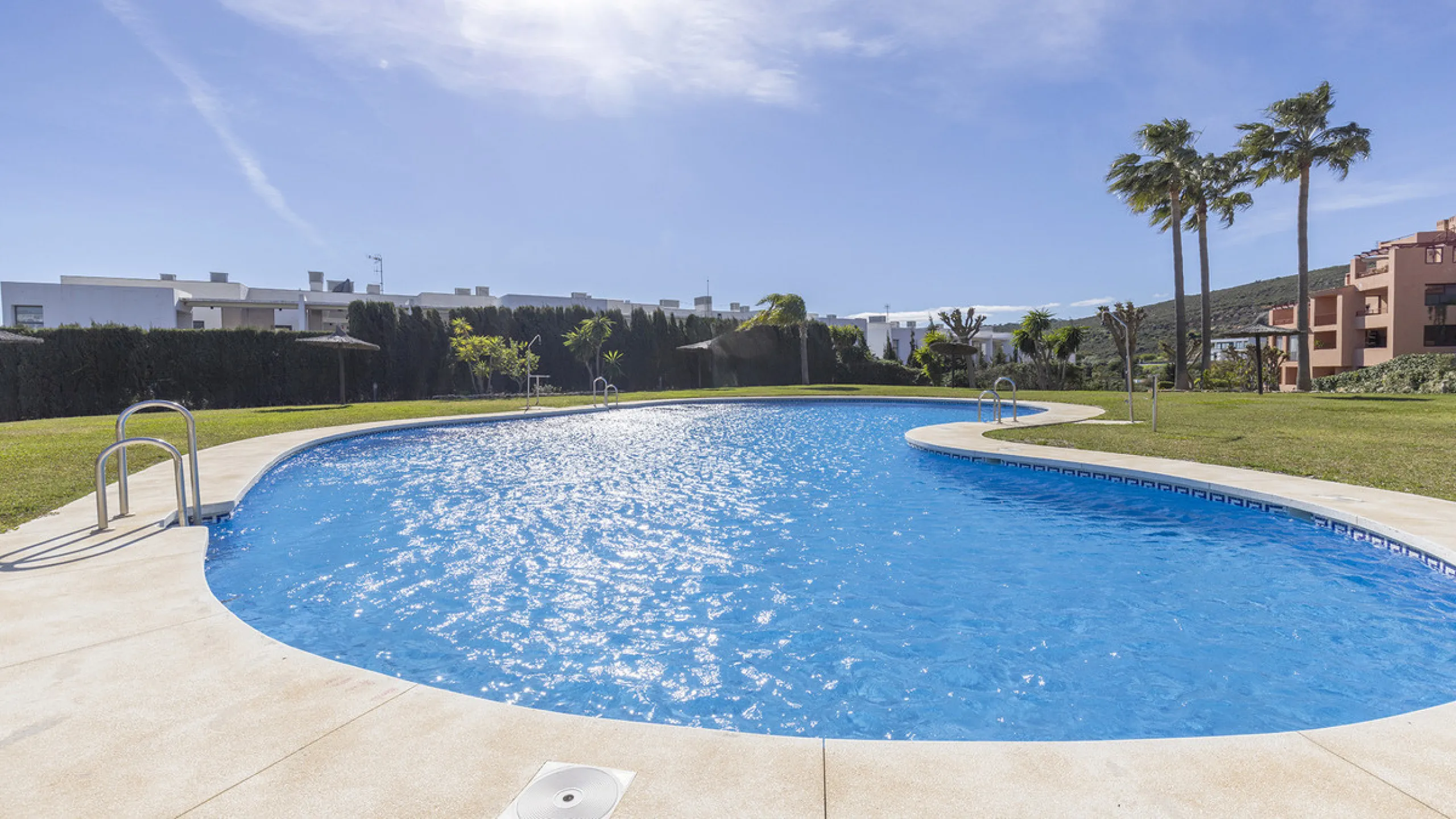 Situated in the established residential enclave of Bahía de las Rocas, this attractive three-bedroom ground floor apartment offers generous interior proportions and exceptional outdoor living.