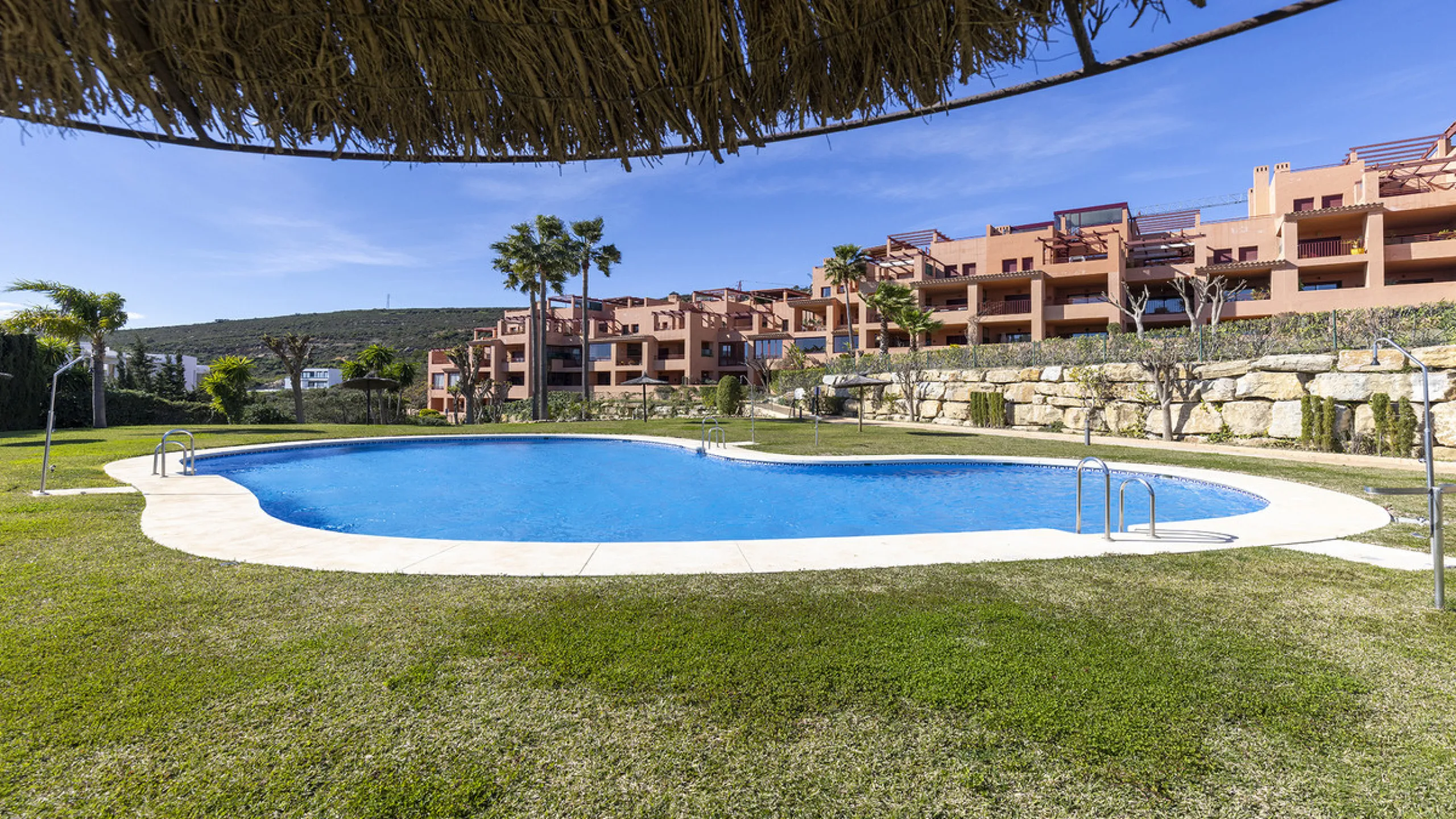 Situated in the established residential enclave of Bahía de las Rocas, this attractive three-bedroom ground floor apartment offers generous interior proportions and exceptional outdoor living.