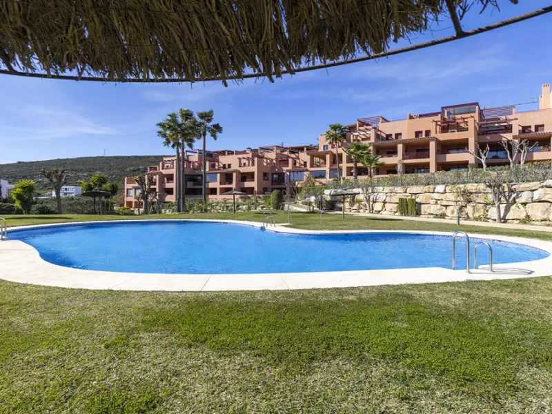 Situated in the established residential enclave of Bahía de las Rocas, this attractive three-bedroom ground floor apartment offers generous interior proportions and exceptional outdoor living.