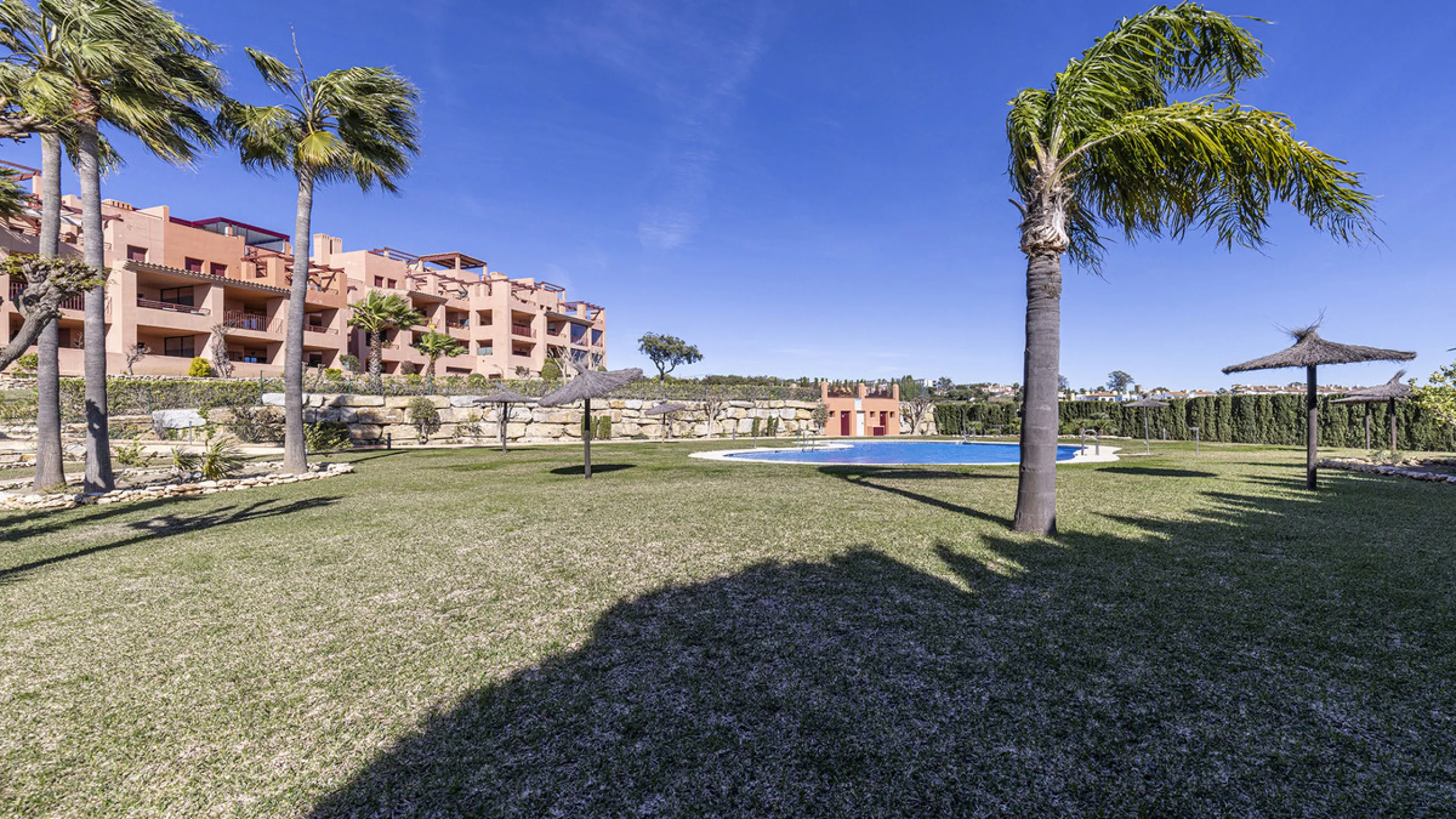 Situated in the established residential enclave of Bahía de las Rocas, this attractive three-bedroom ground floor apartment offers generous interior proportions and exceptional outdoor living.