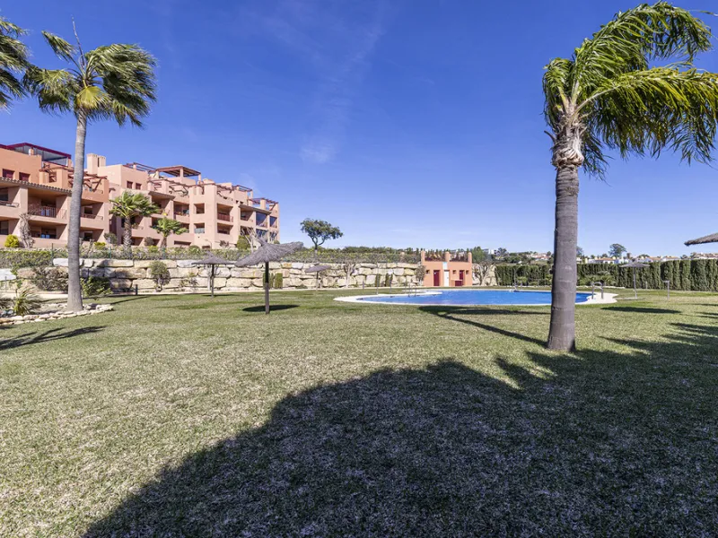 Situated in the established residential enclave of Bahía de las Rocas, this attractive three-bedroom ground floor apartment offers generous interior proportions and exceptional outdoor living.