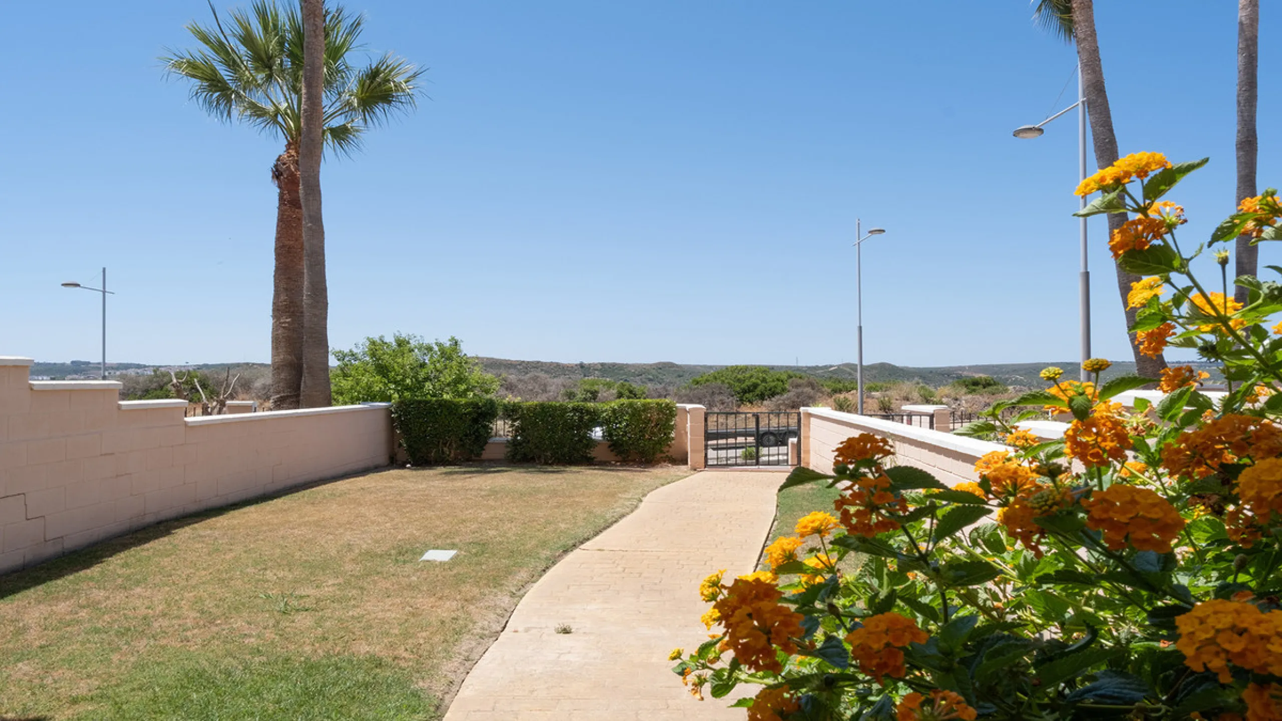 House - Townhouse в продаже в Manilva, Málaga. В доме 4 спален и 3 ванных комнат. Площадь дома 262 м². Площадь участка 92 м²