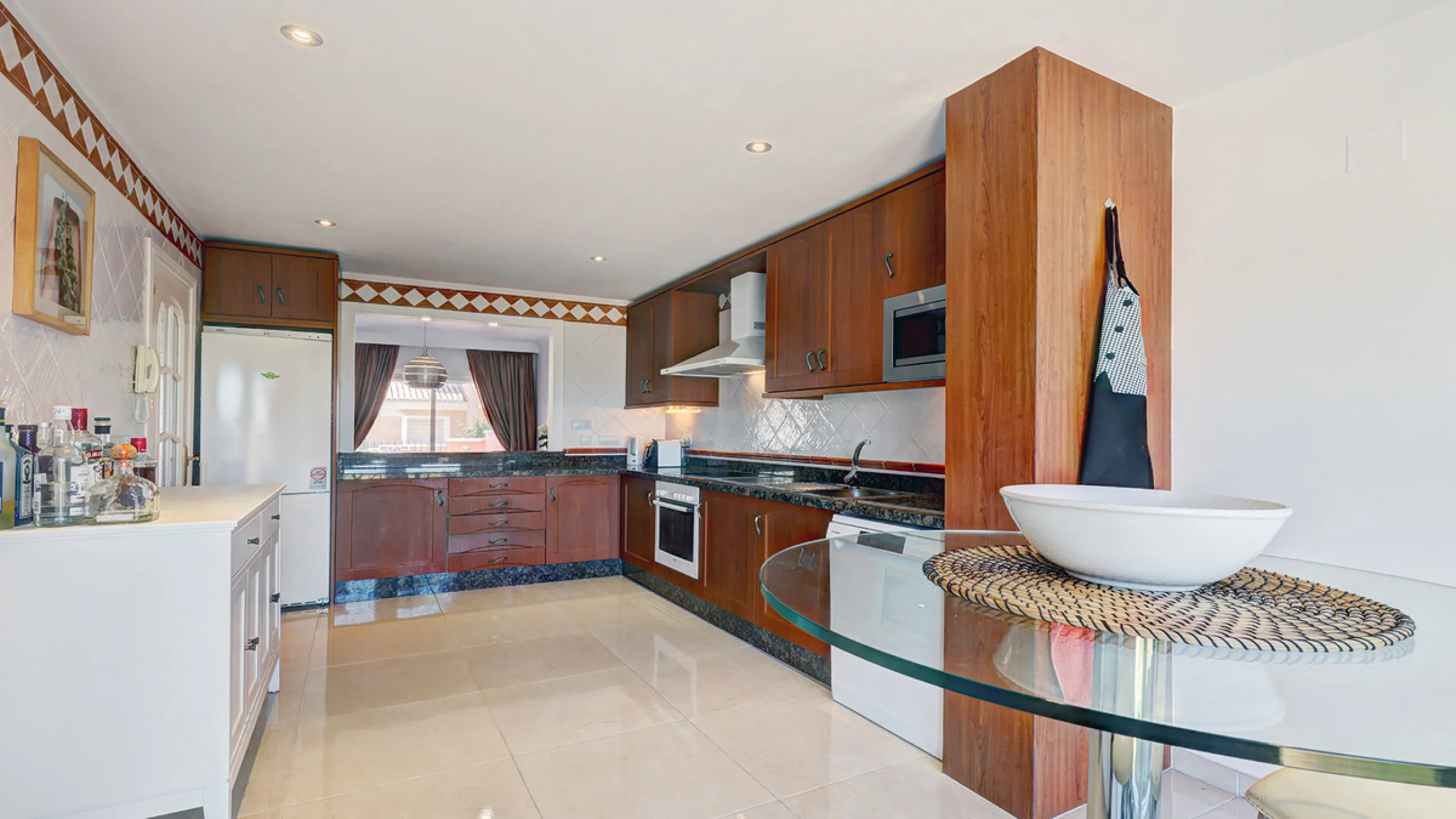 House - Townhouse в продаже в Manilva, Málaga. В доме 4 спален и 3 ванных комнат. Площадь дома 262 м². Площадь участка 92 м²
