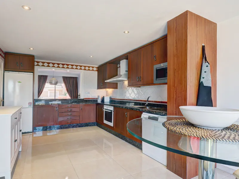 House - Townhouse в продаже в Manilva, Málaga. В доме 4 спален и 3 ванных комнат. Площадь дома 262 м². Площадь участка 92 м²