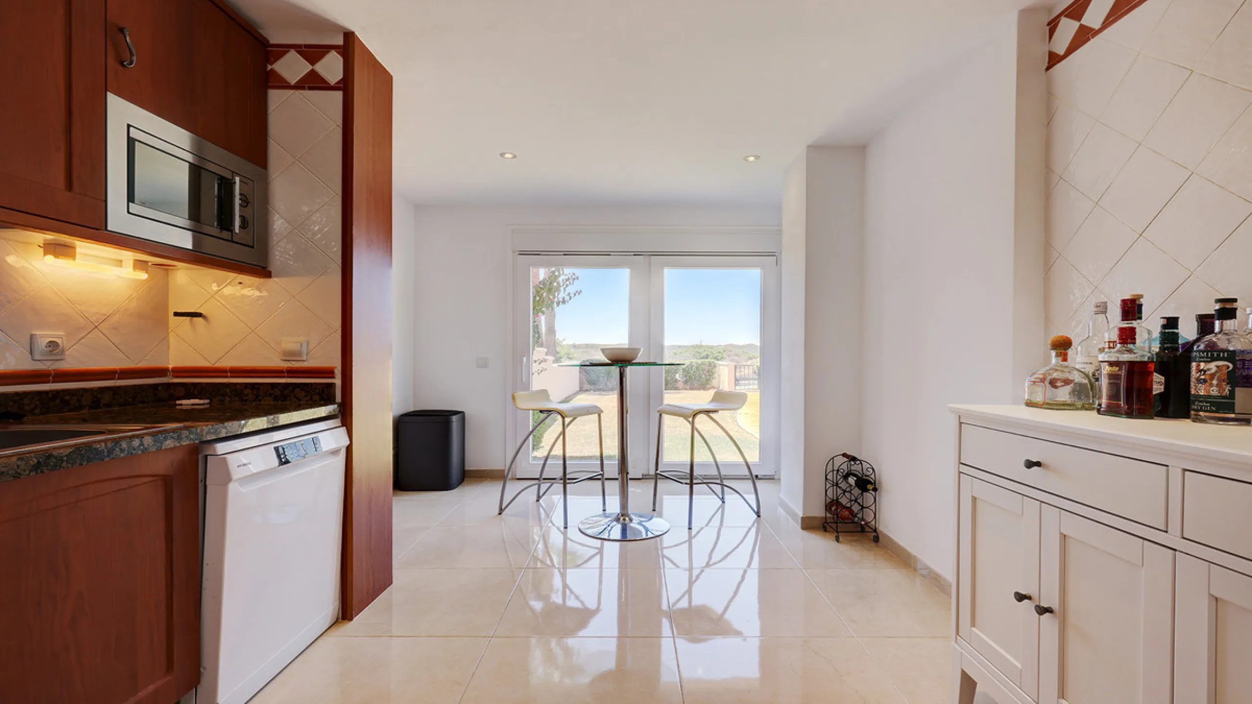 House - Townhouse в продаже в Manilva, Málaga. В доме 4 спален и 3 ванных комнат. Площадь дома 262 м². Площадь участка 92 м²
