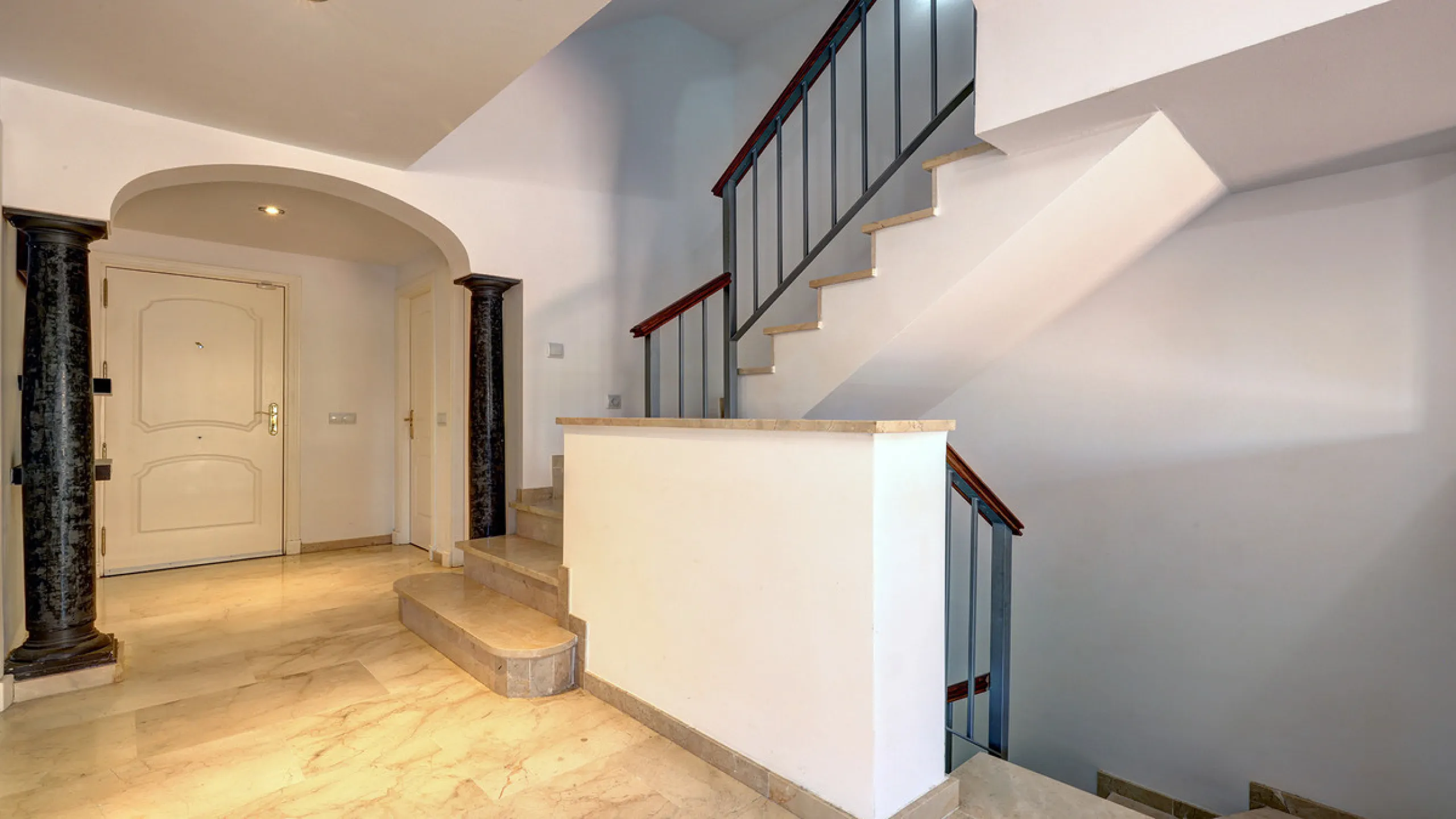 House - Townhouse в продаже в Manilva, Málaga. В доме 4 спален и 3 ванных комнат. Площадь дома 262 м². Площадь участка 92 м²