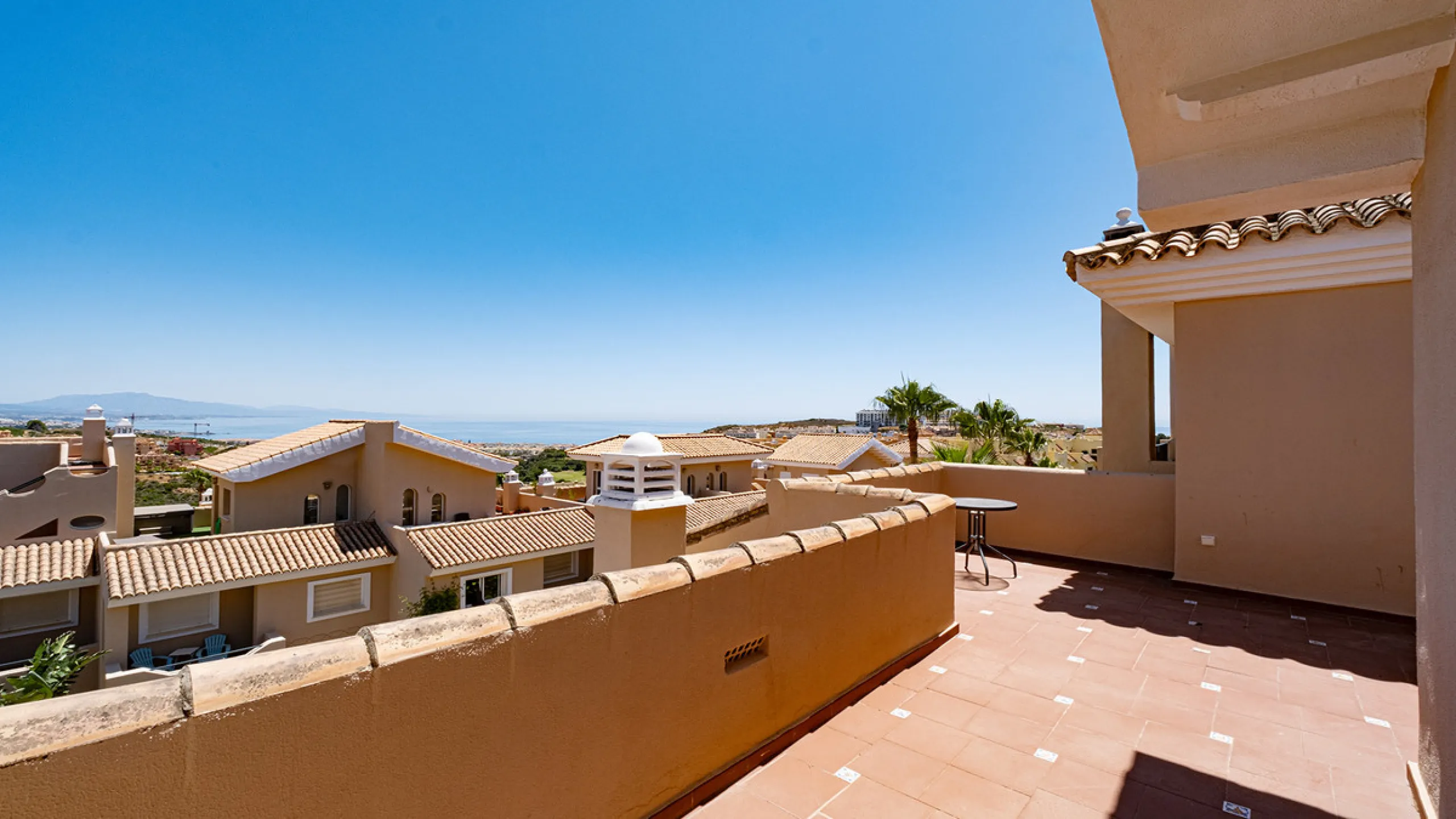 House - Townhouse в продаже в Manilva, Málaga. В доме 4 спален и 3 ванных комнат. Площадь дома 262 м². Площадь участка 92 м²