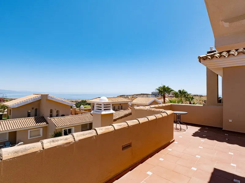 House - Townhouse в продаже в Manilva, Málaga. В доме 4 спален и 3 ванных комнат. Площадь дома 262 м². Площадь участка 92 м²