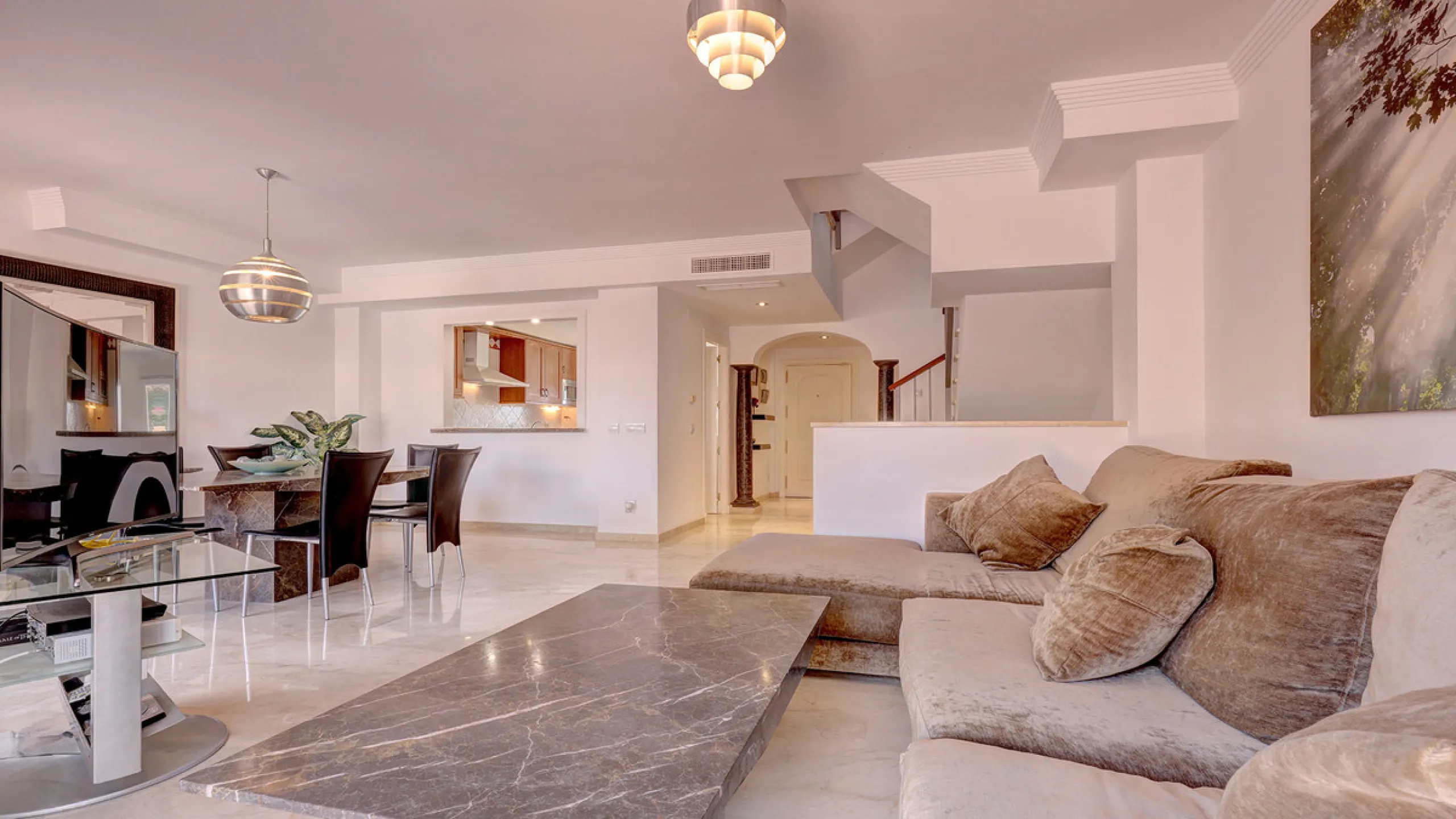 House - Townhouse в продаже в Manilva, Málaga. В доме 4 спален и 3 ванных комнат. Площадь дома 262 м². Площадь участка 92 м²