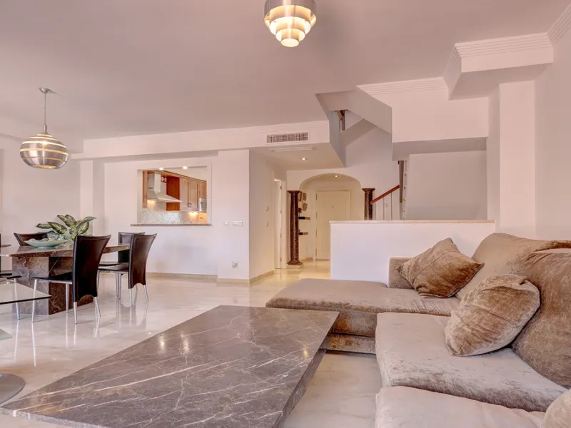 House - Townhouse в продаже в Manilva, Málaga. В доме 4 спален и 3 ванных комнат. Площадь дома 262 м². Площадь участка 92 м²