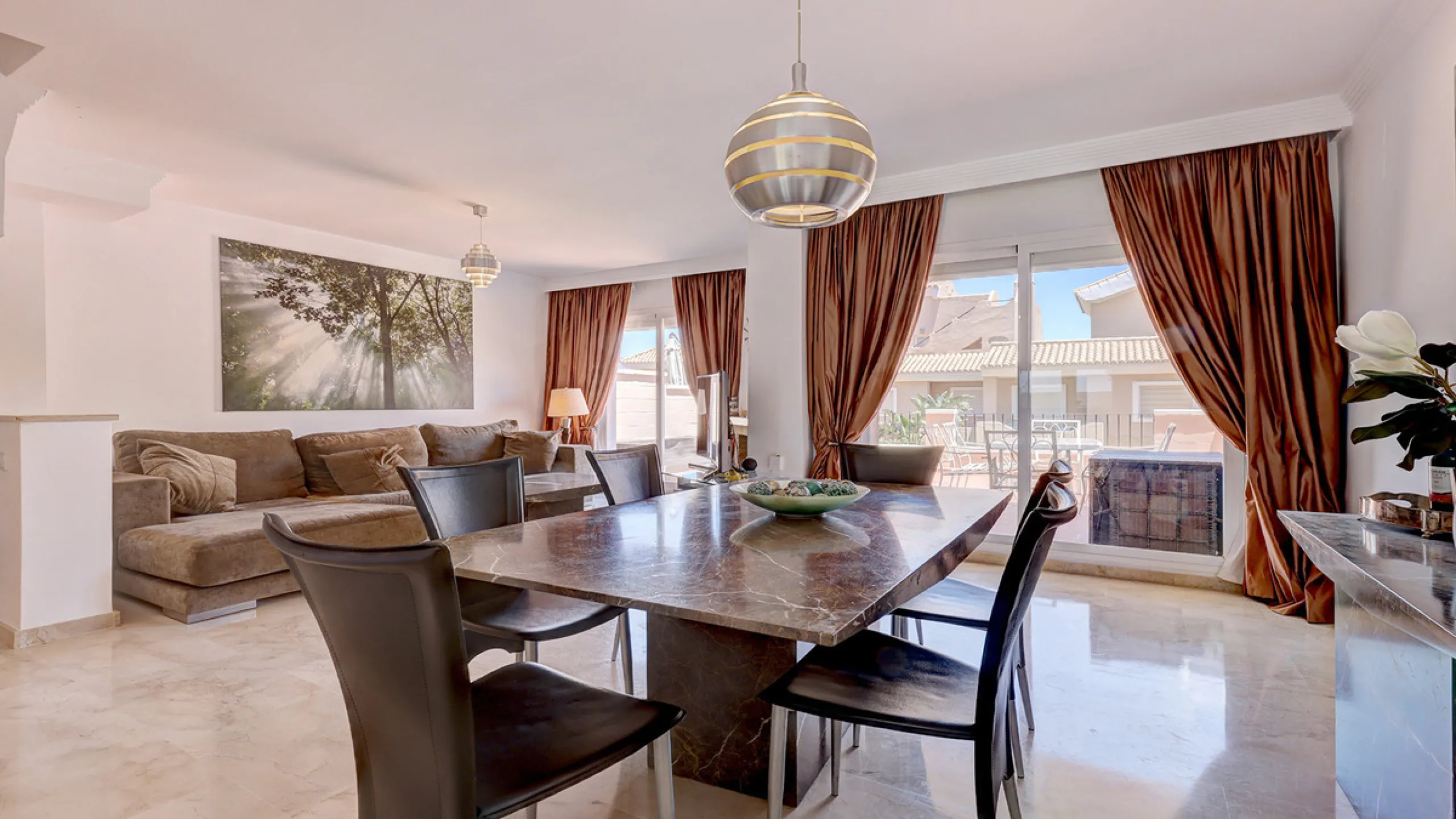 House - Townhouse в продаже в Manilva, Málaga. В доме 4 спален и 3 ванных комнат. Площадь дома 262 м². Площадь участка 92 м²