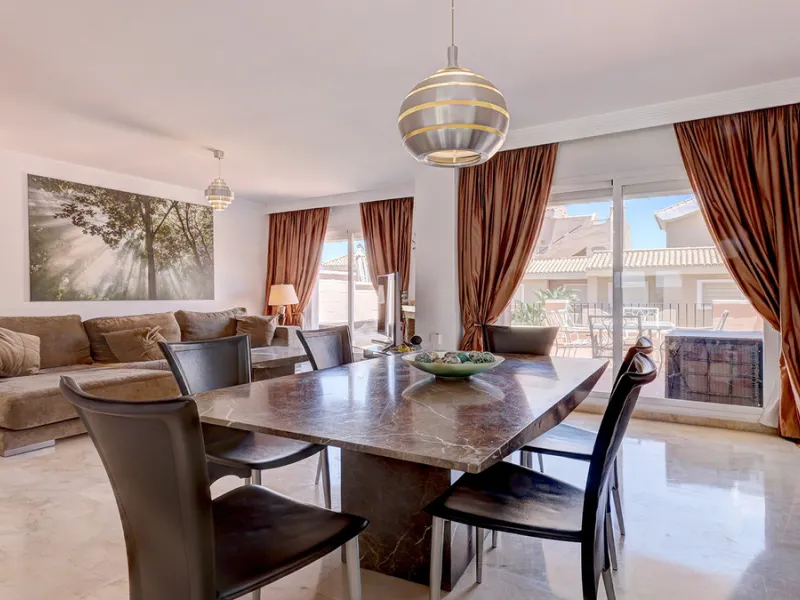 House - Townhouse в продаже в Manilva, Málaga. В доме 4 спален и 3 ванных комнат. Площадь дома 262 м². Площадь участка 92 м²