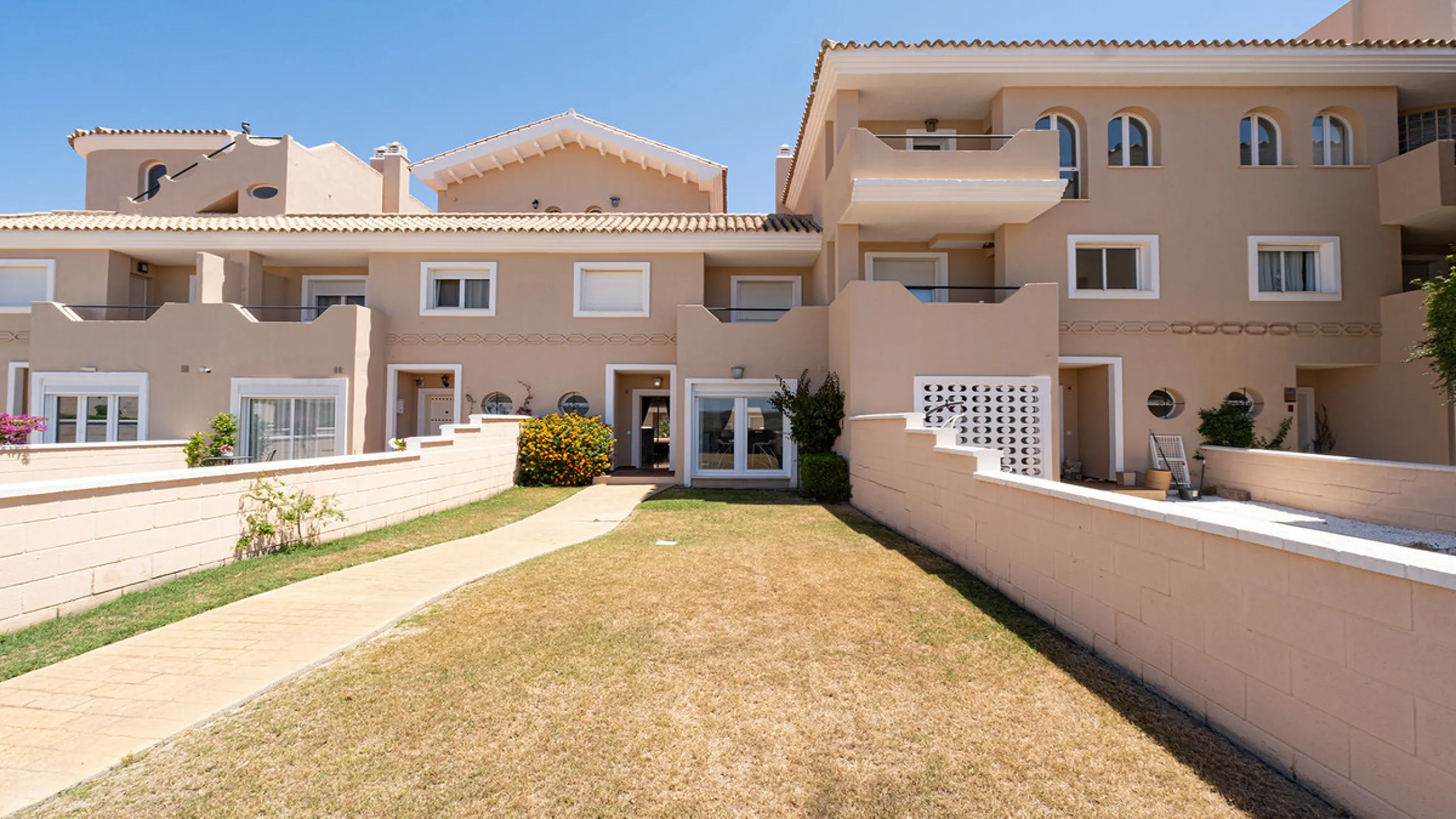 House - Townhouse в продаже в Manilva, Málaga. В доме 4 спален и 3 ванных комнат. Площадь дома 262 м². Площадь участка 92 м²