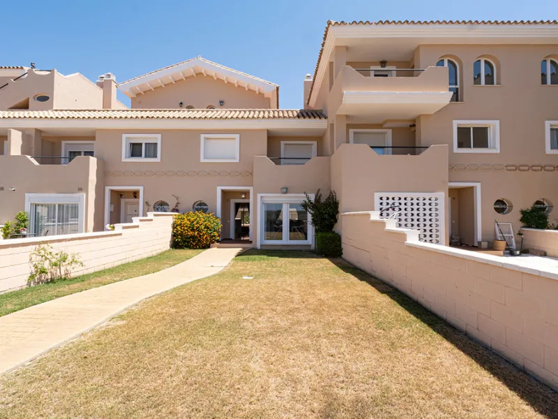 House - Townhouse в продаже в Manilva, Málaga. В доме 4 спален и 3 ванных комнат. Площадь дома 262 м². Площадь участка 92 м²