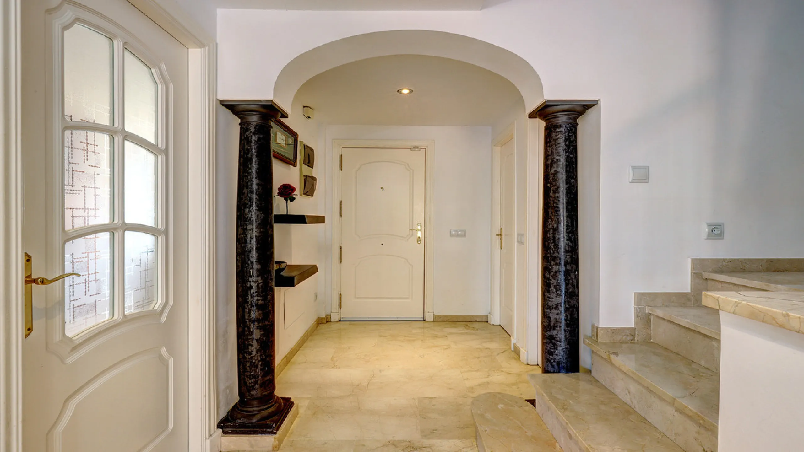 House - Townhouse в продаже в Manilva, Málaga. В доме 4 спален и 3 ванных комнат. Площадь дома 262 м². Площадь участка 92 м²