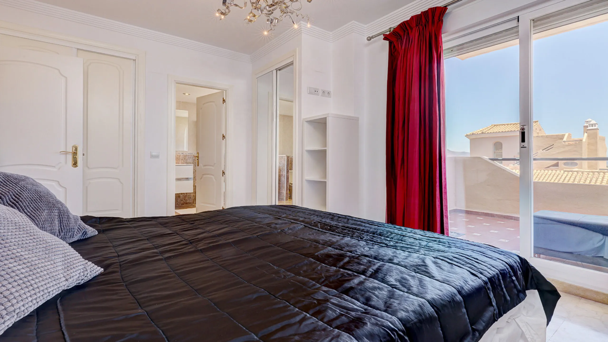 House - Townhouse в продаже в Manilva, Málaga. В доме 4 спален и 3 ванных комнат. Площадь дома 262 м². Площадь участка 92 м²