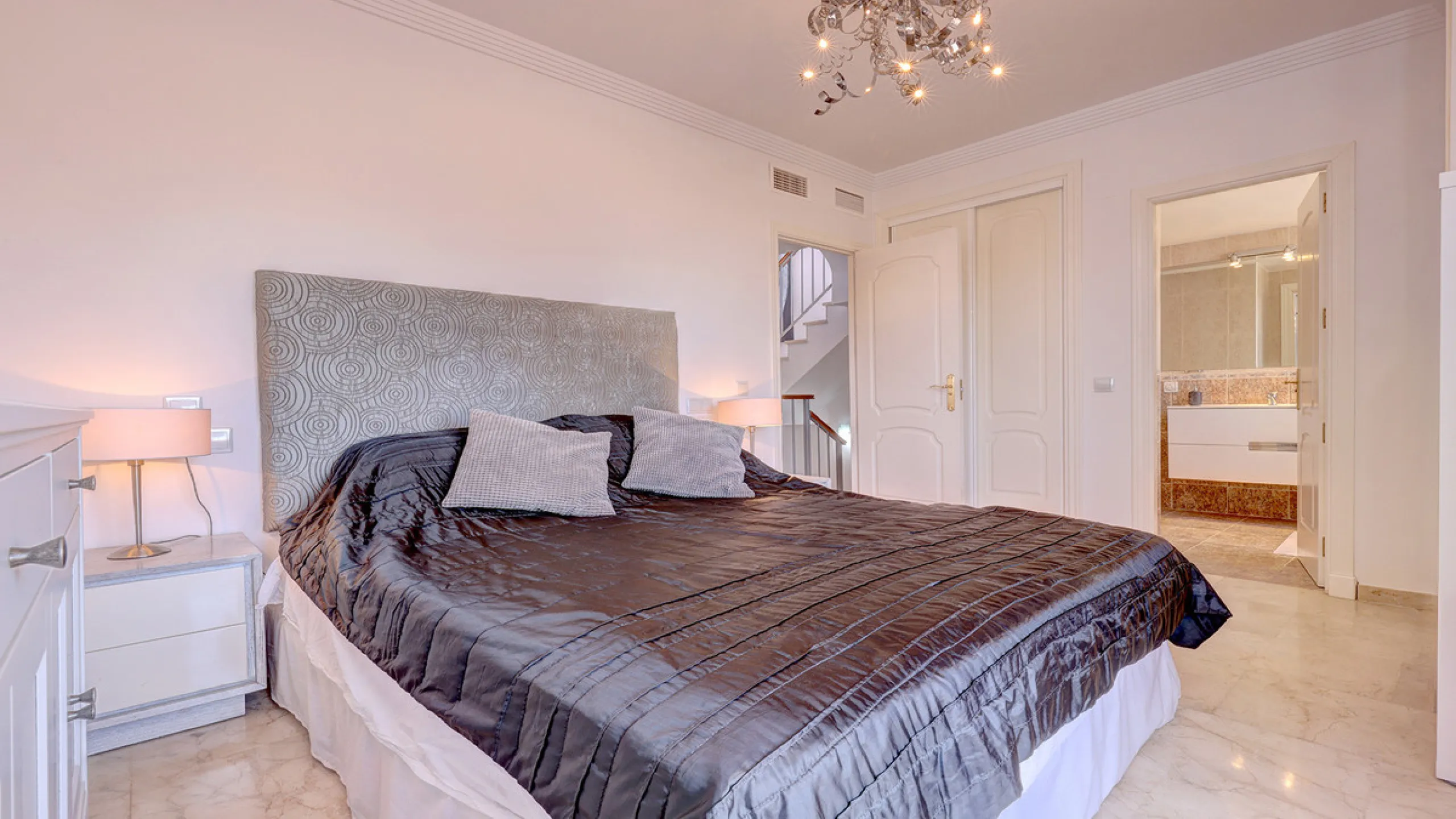House - Townhouse в продаже в Manilva, Málaga. В доме 4 спален и 3 ванных комнат. Площадь дома 262 м². Площадь участка 92 м²